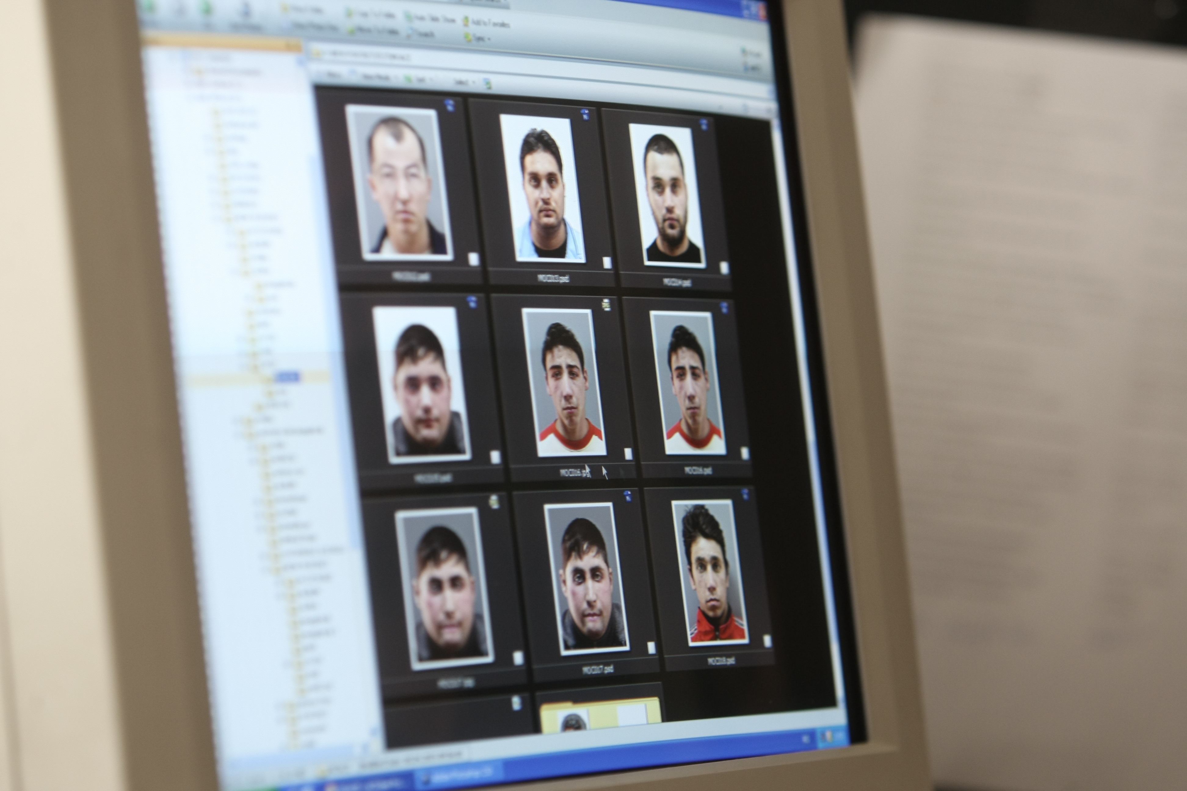 EXCLUSIV /  De 16 ani, face portrete-robot ale infractorilor fugari scotocind în memoria martorilor. I-a desenat pe Passaris și pe ”Grenadier”