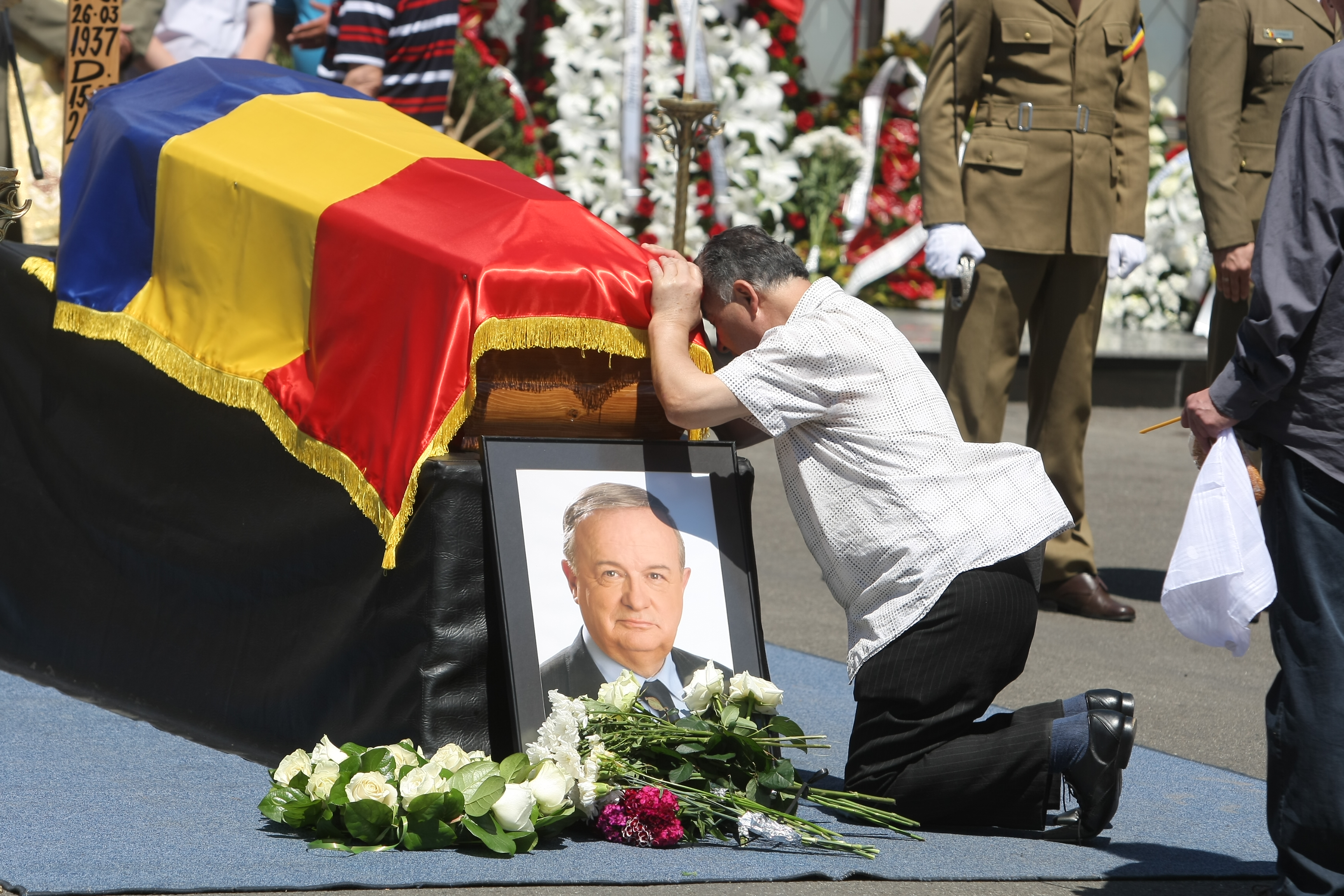 GALERIE FOTO&VIDEO/ Cristian Țopescu, înmormântat cu onoruri militare, la Cimitirul Ghencea Militar din București