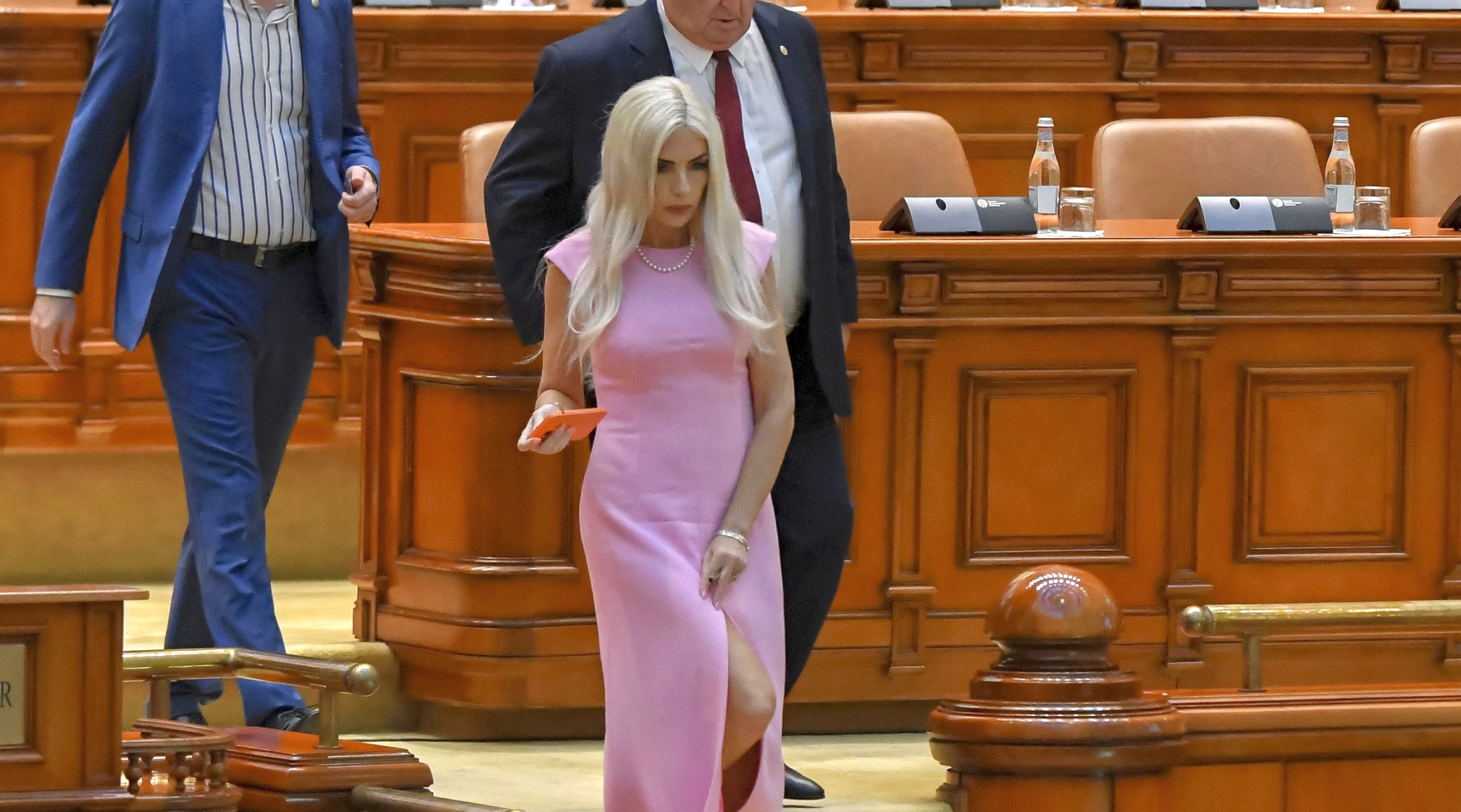 Cât ar costa ținuta cu care Laura Vicol și-a făcut apariția la DIICOT. Doar pantalonii sunt 1.000 de euro