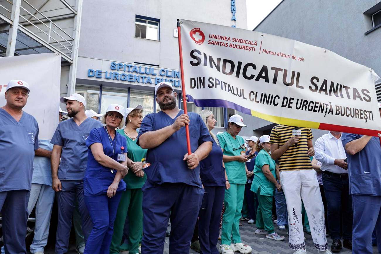 Grevă de avertisment organizată de Sanitas. Noua lege a salarizării propusă de Guvernul Bolojan, sursa nemulțumirilor: „Sporul pentru turele de noapte este o bătaie de joc”