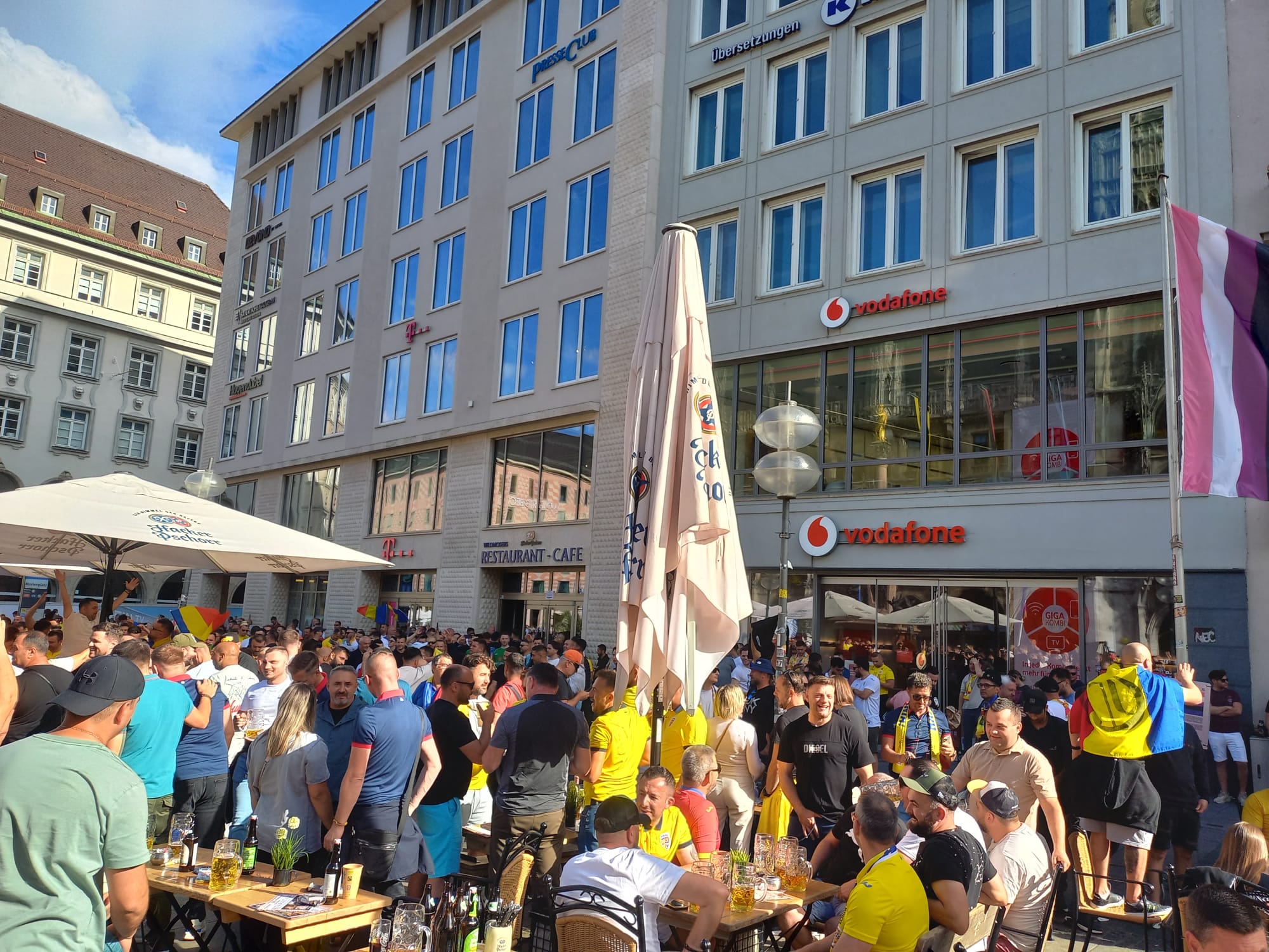 München, pământ românesc. Suporterii tricolorilor au luat cu asalt Marienplatz, „inima” capitalei bavareze, și, apoi, stadionul | FOTO și VIDEO