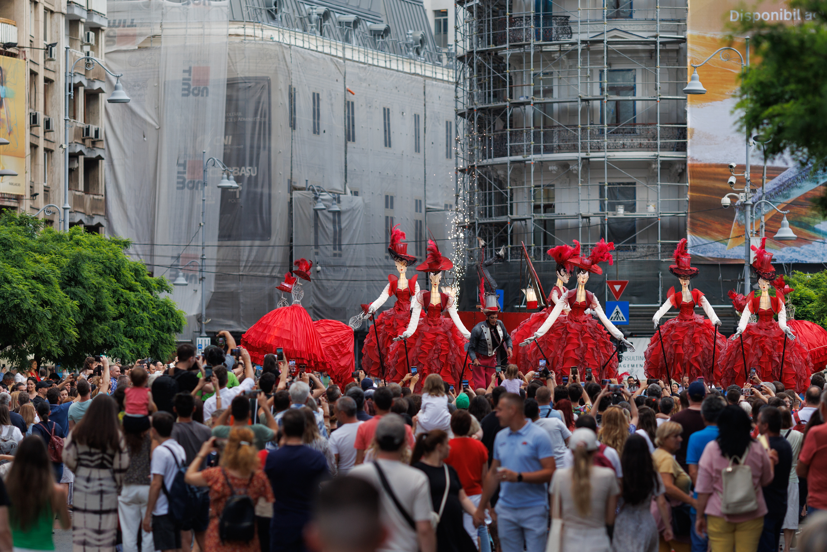 FOTOREPORTAJ. „B-Fit in the Street” în 50 de imagini. 200 de artişti din Spania, Franţa și Italia au făcut spectacol pe străzile din București