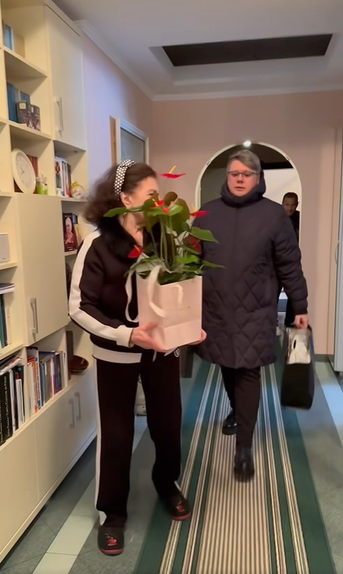 Imagini din casa Irinei Loghin. Fuego a vizitat-o pe artistă în locuința ei din nordul Bucureștiului, de ziua ei de naștere