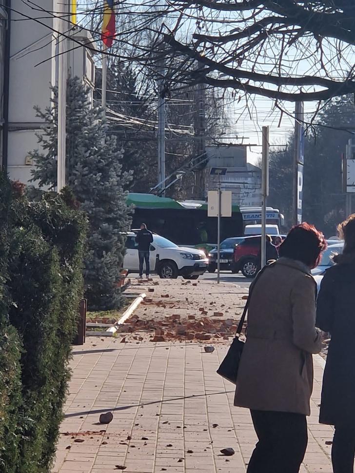 Imagini cu urmările cutremurului de 5,7 grade din Oltenia. Mai multe clădiri au fost avariate