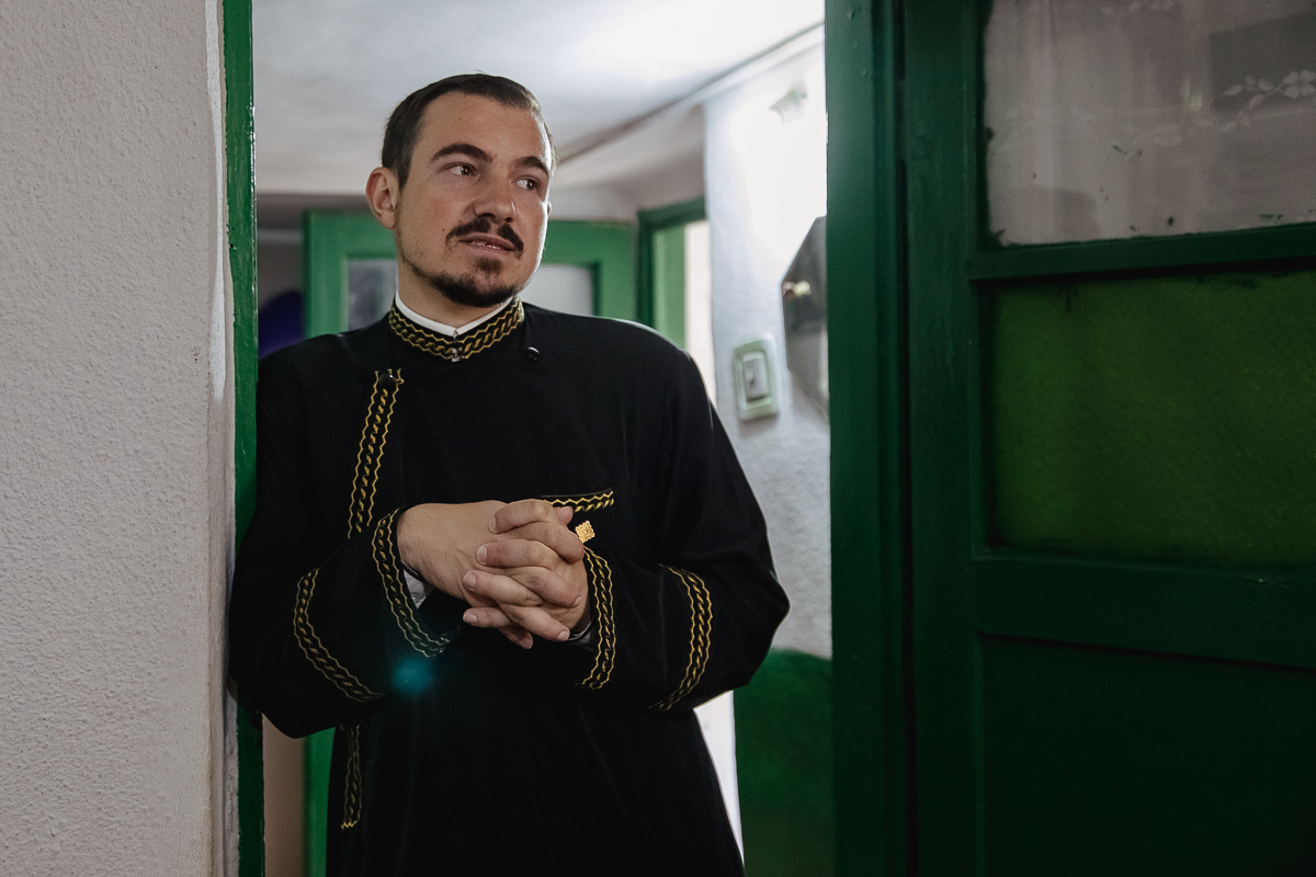 REPORTAJ. Noul proiect caritabil al părintelui Balaban: casă renovată pentru o familie cu patru copii, dintre care unul bolnav
