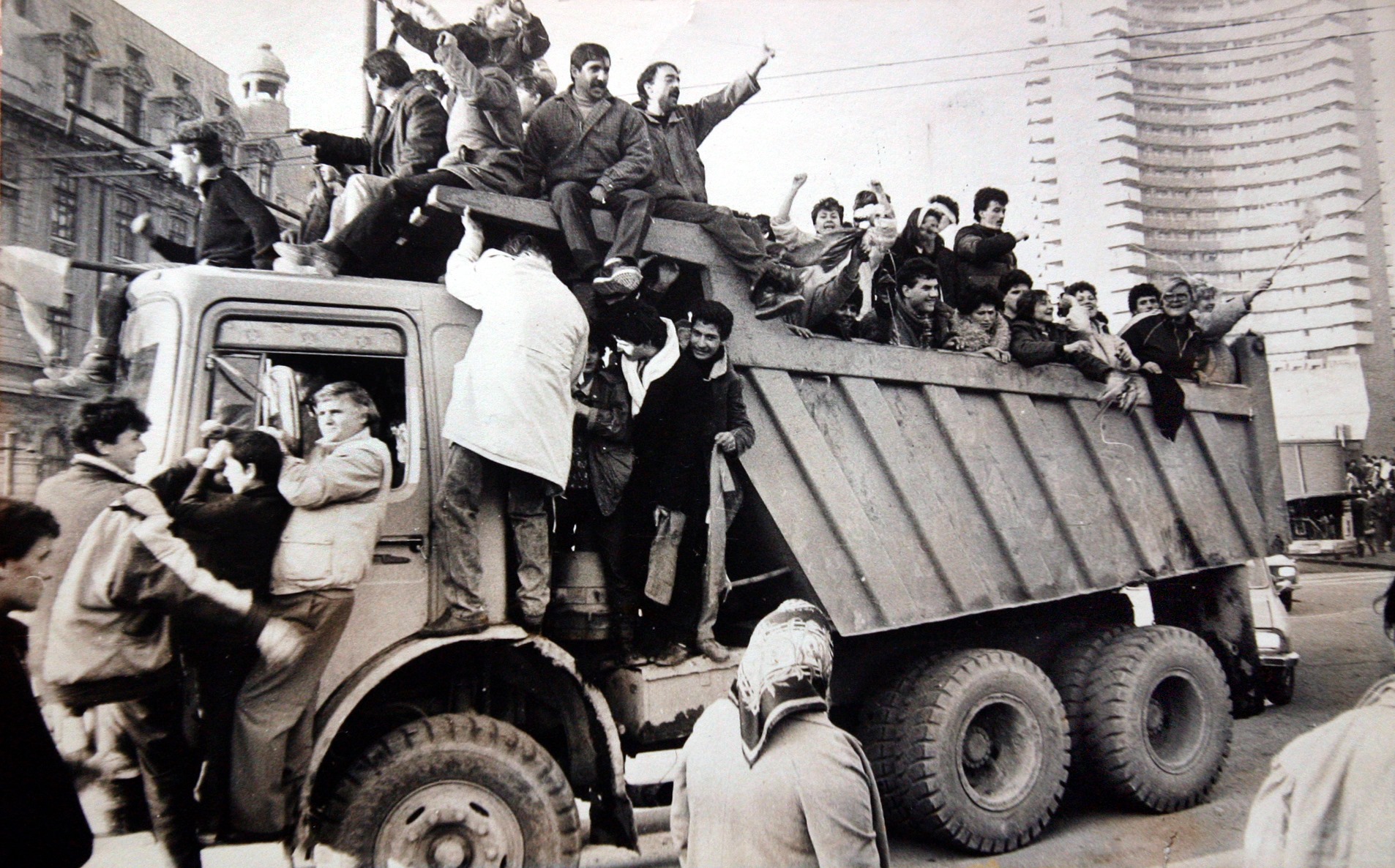 Gabriel Miron, fotoreporterul ziarului Libertatea care a imortalizat imaginile dureroase ale Revoluției: „Mi-au trecut gloanțele pe lângă cap!”. Motivul pentru care apariția primului număr a fost în dubiu