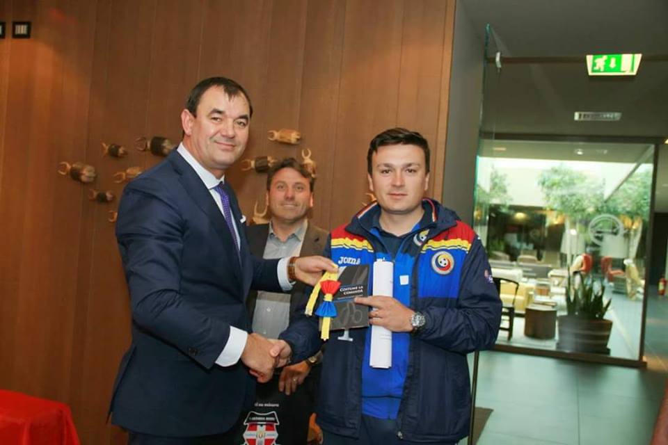 Să fie cu noroc la Euro! Tricolorii au primit ”Papionul România” din partea unui maestru croitor din Italia | GALERIE FOTO