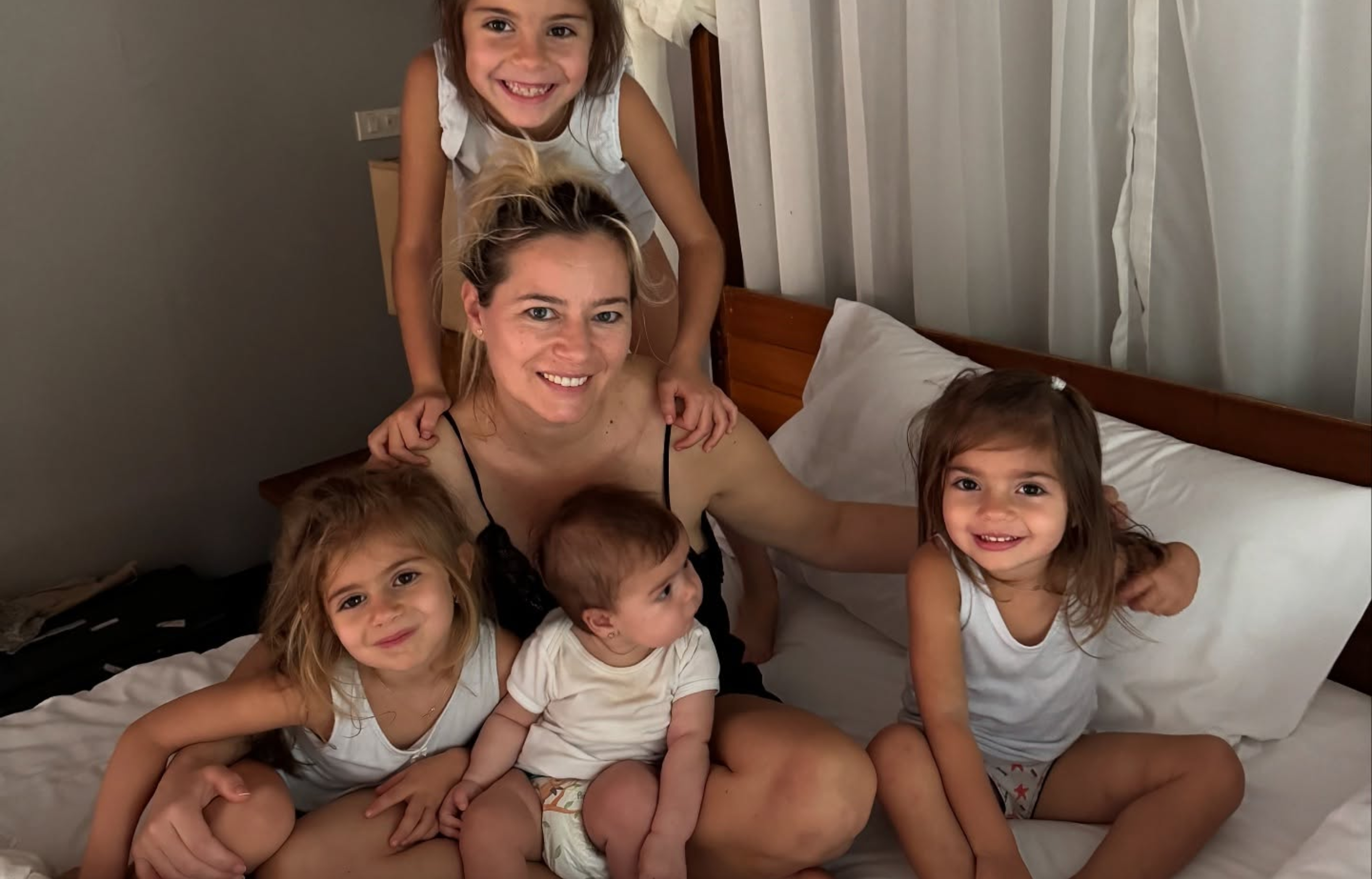 Cum arată primul apartament în care Laura Cosoi a locuit cu Cosmin Curticăpean. Actrița Ada Galeș se mutase în locul lor