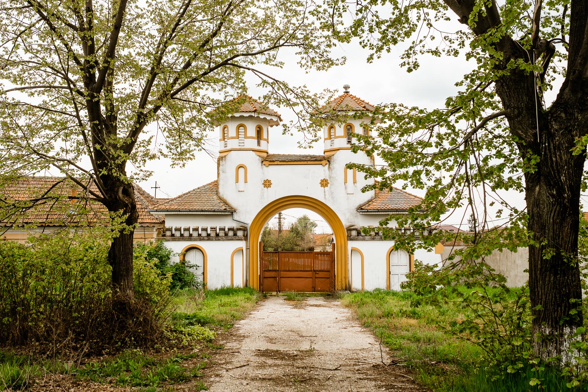 Conacul Romano din Pleșoiu, fostă tabără de pionieri și locuinţă a nepotului lui Ceauşescu, scos la vânzare. Care e prețul