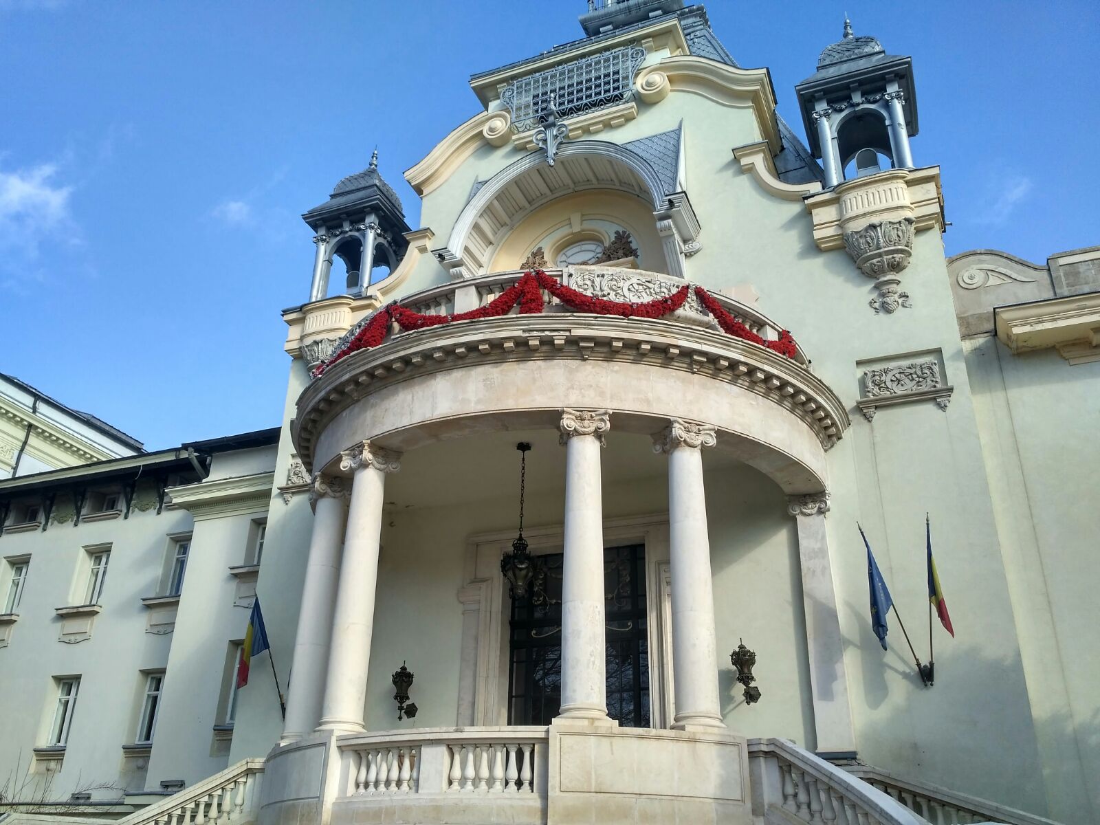 REPORTAJ/ Tunelul secret uitat de vreme prin care plecau de la Casino Sinaia bogații cu averi fabuloase - VIDEO