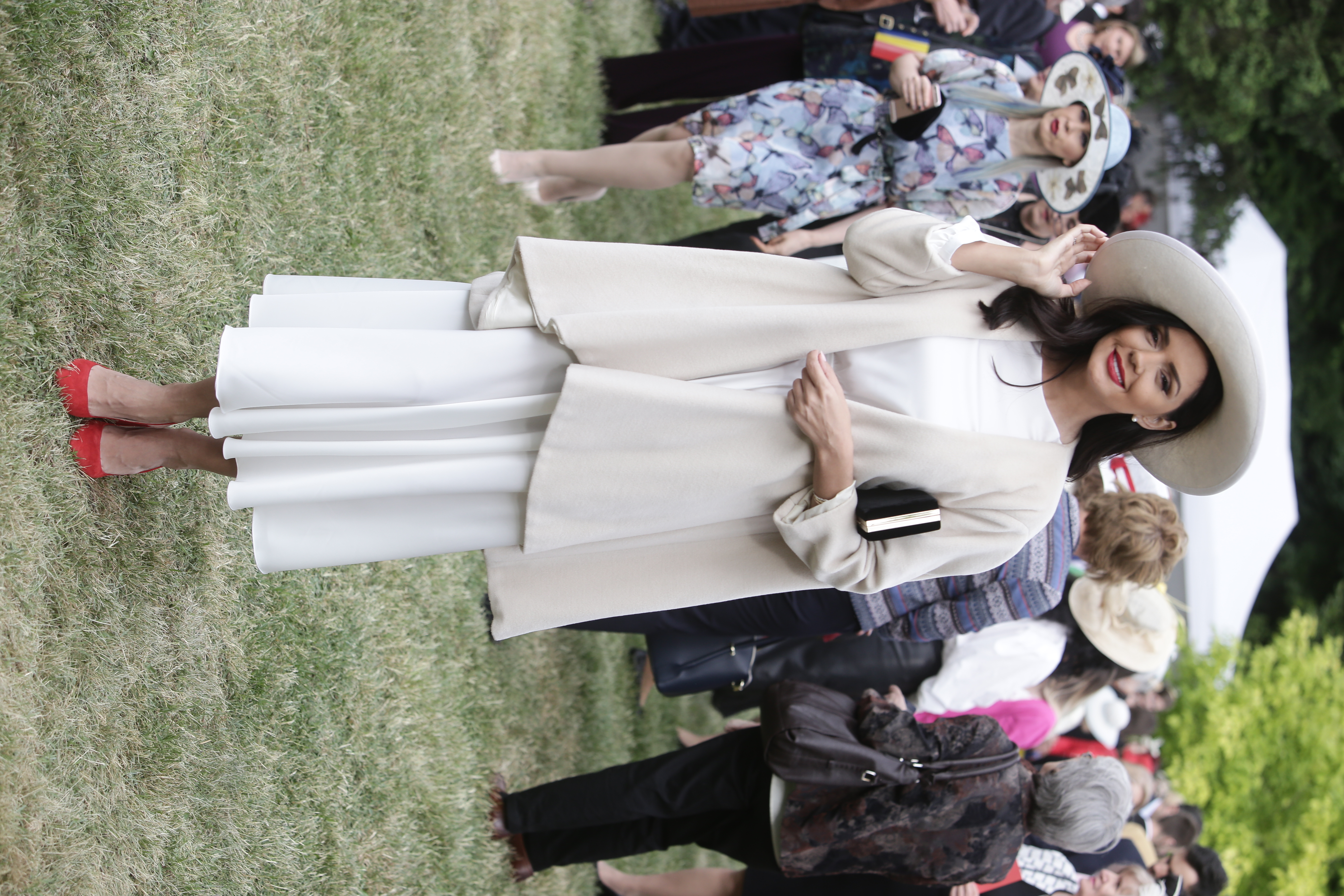 FOTO&VIDEO/ Sute de invitați la „Garden Party”, eveniment găzduit de Palatul Elisabeta, de Ziua Regalității