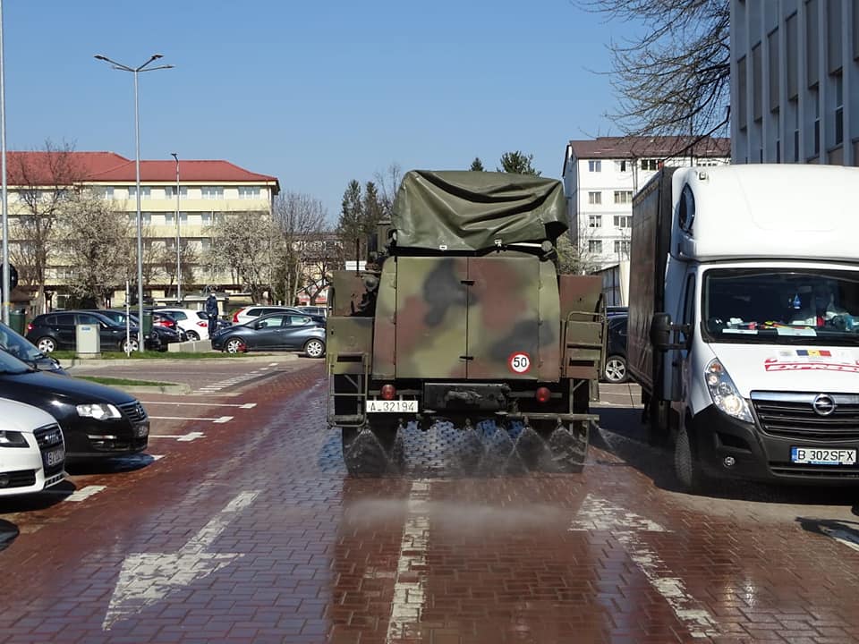 FOTO: Cum decontaminează armata străzile din Suceava