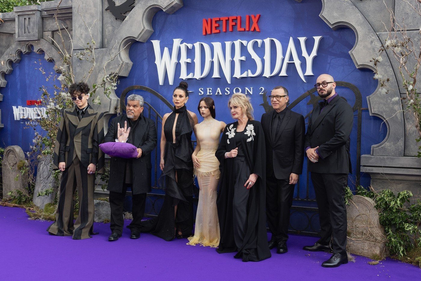 Cine l-a însoțit pe actorul român Victor Dorobanțu în Londra, la premiera sezonului 2 din serialul „Wednesday”