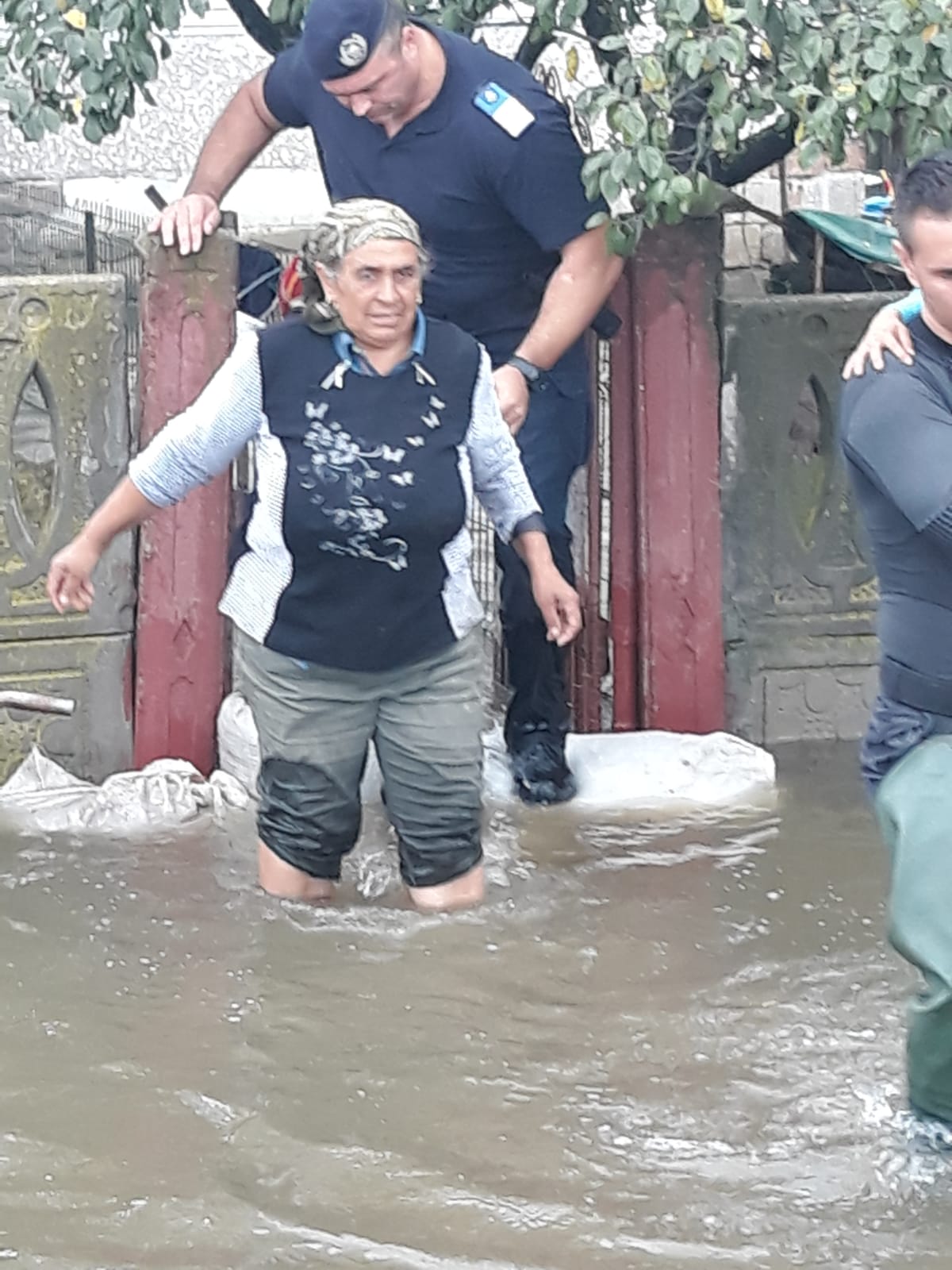 Aproape 70 de oameni au fost evacuați de jandarmi din case în Băbeni, Vâlcea. Râul Bistrița a ieșit din matcă / FOTO