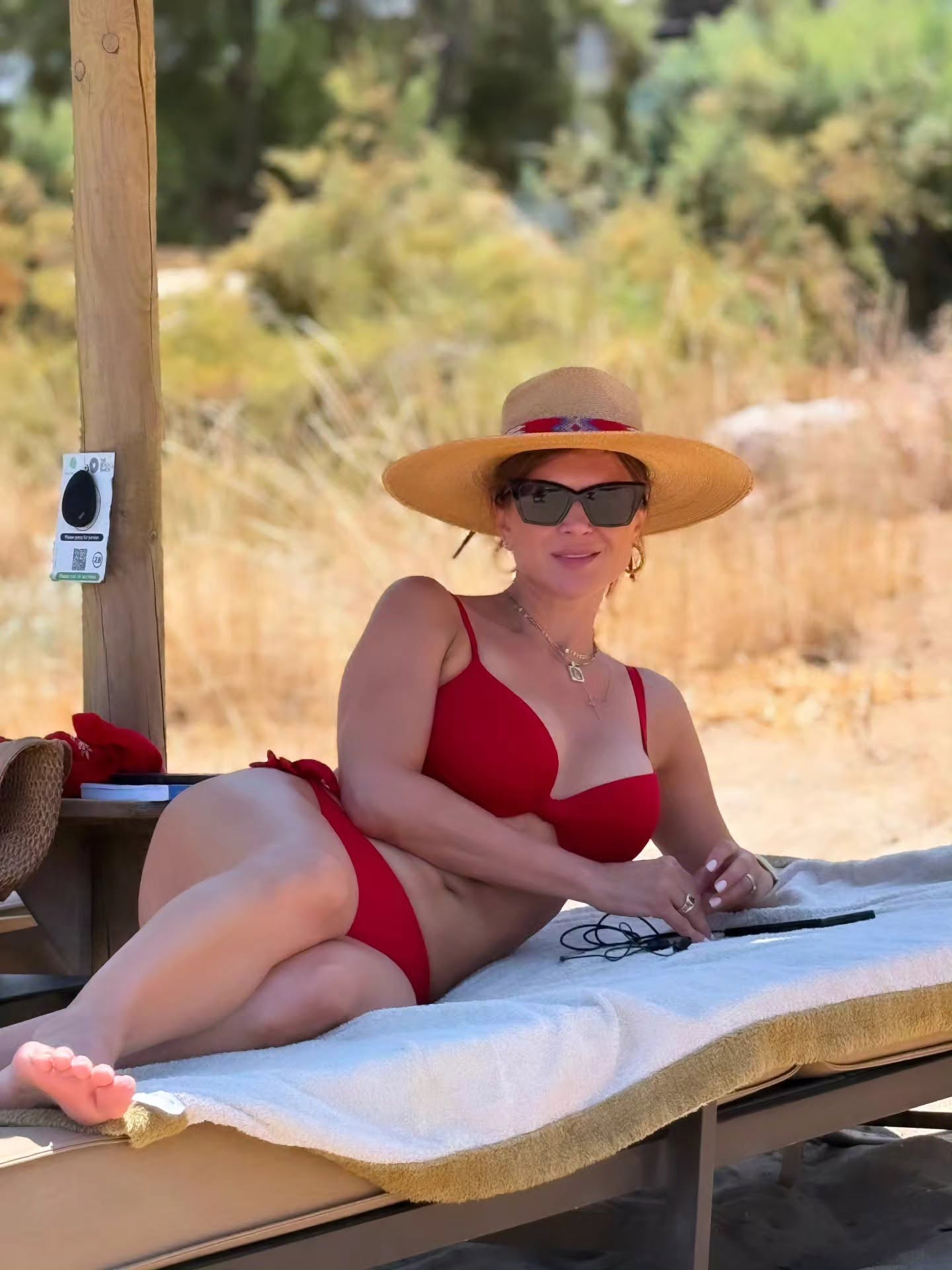Cum au apărut Monica Bîrlădeanu și soțul ei, Valeriu Gheorghiță, în vacanța din Grecia. Imagini inedite cu actrița în costum de baie, la 47 de ani