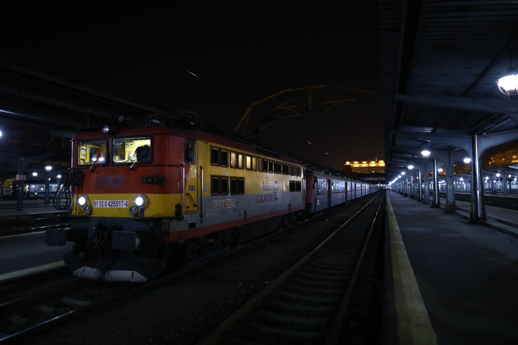 FOTO | Incident grav în Gara de Nord! Un tren nu a frânat la timp și aproape a intrat pe peronul central