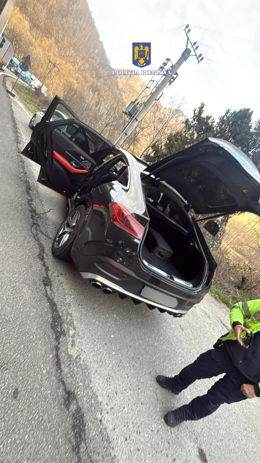 Șofer cu Mercedes, oprit pe Valea Oltului după ce polițiștii i-au spart cauciucurile cu dispozitivul Spike