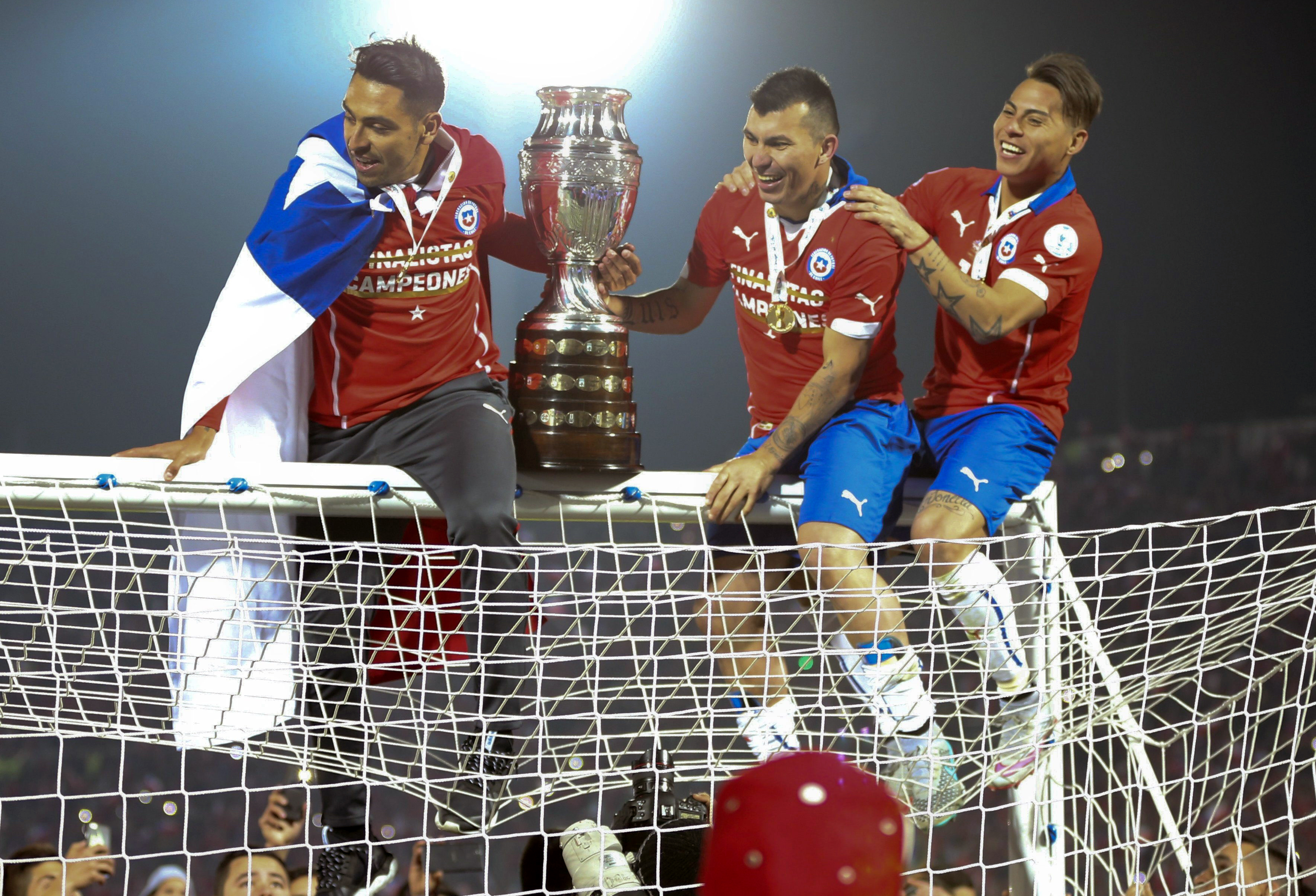 Chilienii au sărbătorit pe străzi câștigarea primei Copa America din istorie. ^A fost noapte albă la Santiago / GALERIE FOTO
