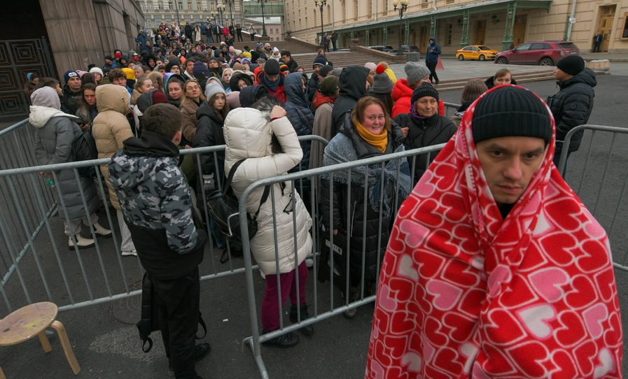 „Am stat 59 de ore la coadă. Puteai să mergi la toaletă doar însoțit de un polițist”. Rușii s-au călcat în picioare pentru bilete la „Spărgătorul de nuci”