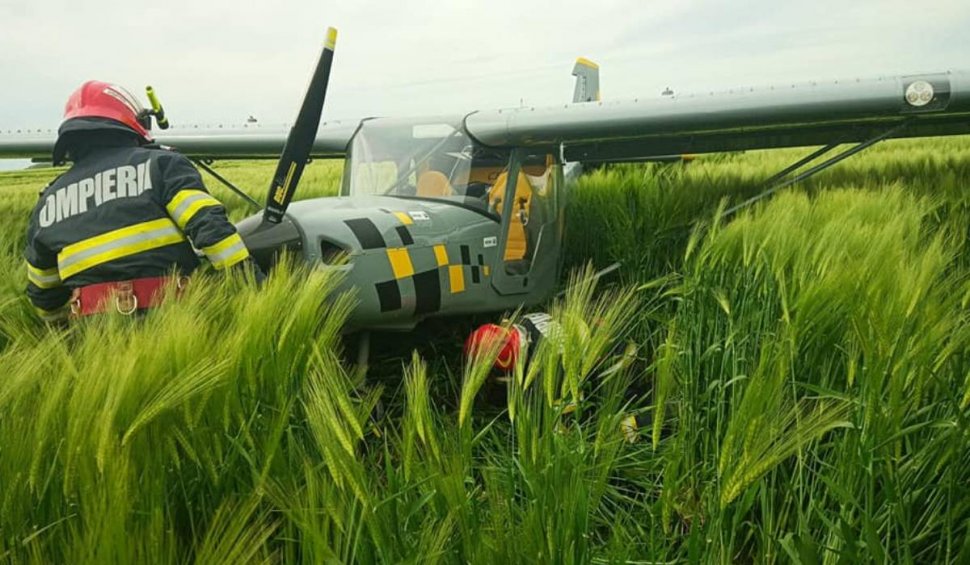 Un avion a aterizat forțat într-un lan de grâu, în Ialomița, după ce a rămas fără combustibil