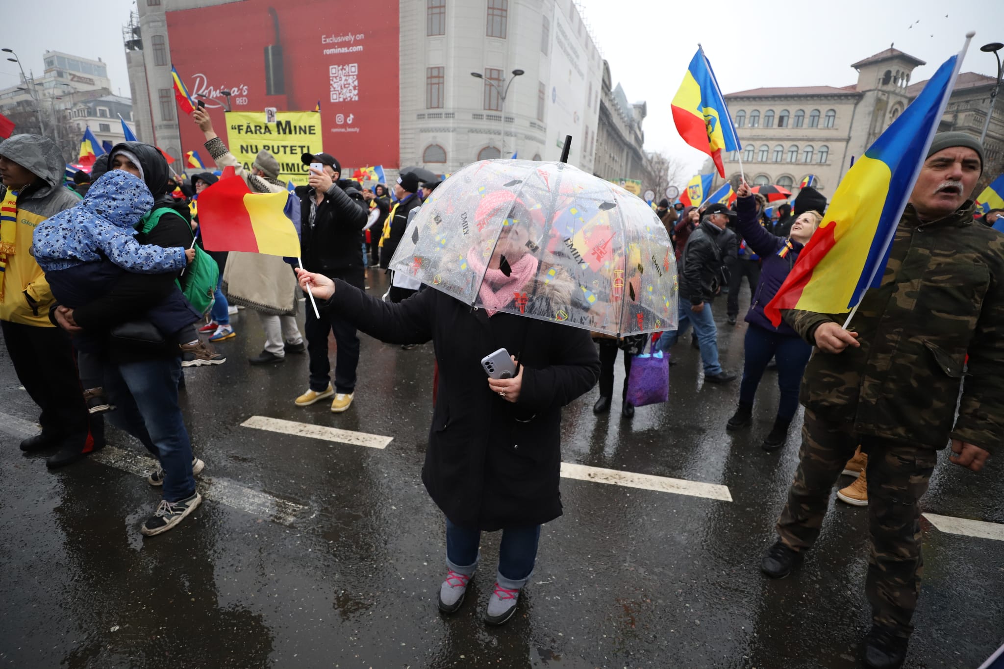 Străzi închise de poliție în ultima clipă în București, în timpul mitingului anunțat de AUR pe 1 martie