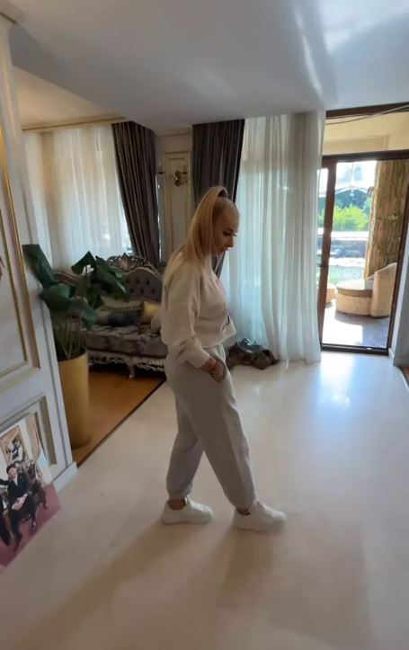 Imagini din vila cu 5 etaje a Anamariei Prodan. Vrea să își pună lift: „Arăbesc, turcesc, cum vreți voi, mie îmi place” VIDEO