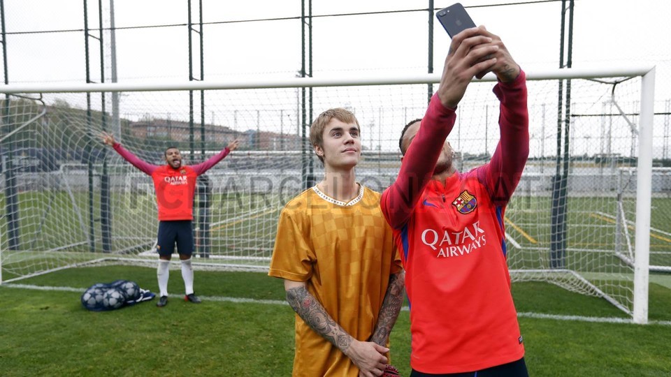 Justin Bieber s-a antrenat împreună cu vedetele echipei FC Barcelona / GALERIE FOTO&VIDEO
