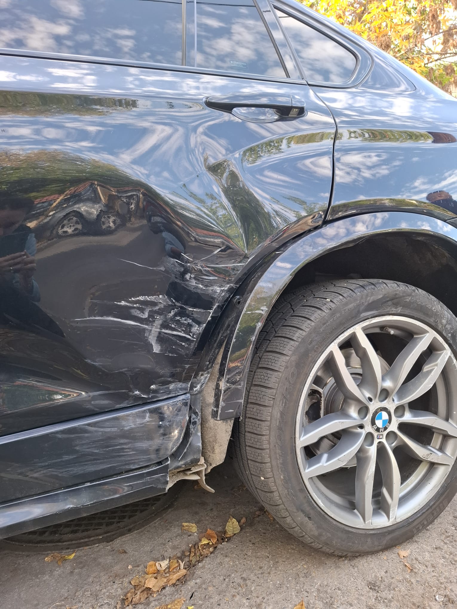 Șoferița lovită de mașina poliției în care erau doi suspecți reținuți acuză că autospeciala nu are RCA și nici nu avea semnalele acustice și luminoase pornite