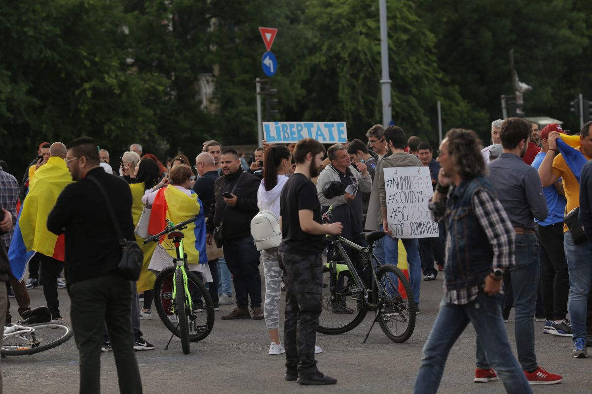UPDATE: Protest în fața Guvernului, în prima zi de stare de alertă, deși mitingurile sunt interzise în această perioadă. Două persoane au fost ridicate de jandarmi