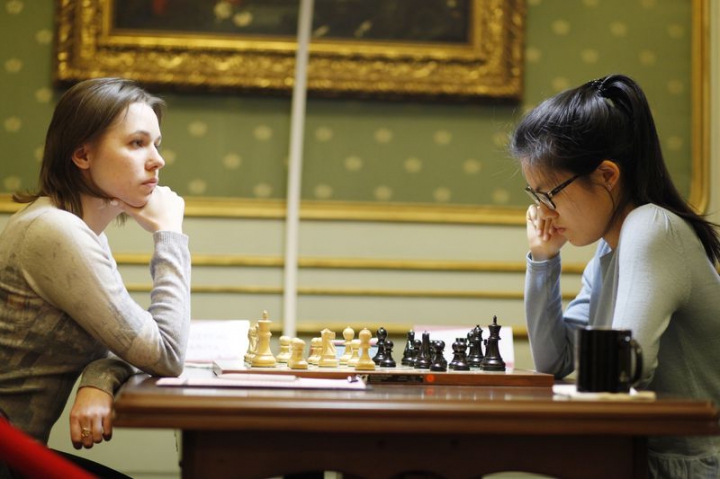 Frumoasa favorită a lui Mircea Lucescu a pierdut titlul mondial la șah. Noua regină e o chinezoiacă, cea mai tânără campioană ever! Modelul asiaticei e ”ciudatul geniu Bobby Fischer”. Se antrenează și câte 8 ore pe zi. La trei ani, Hou Yifan își bătea și bunica, și tatăl. A doborât o groază de recorduri/ FOTO&VIDEO