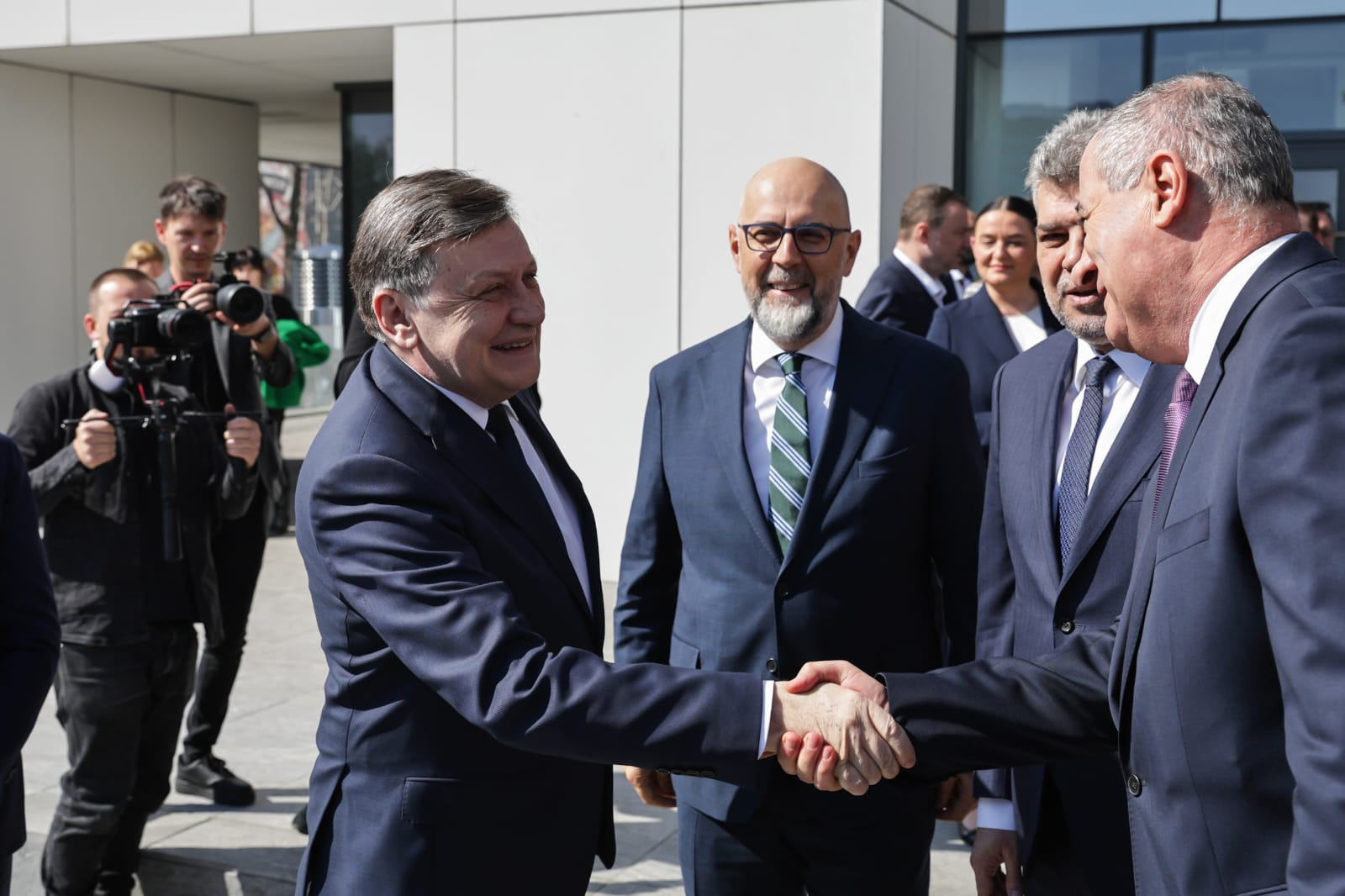 Ce nu s-a văzut la TV la lansarea programului lui Antonescu: oboseală, discursuri anoste și glumițe despre „Crin somnorosul” REPORTAJ