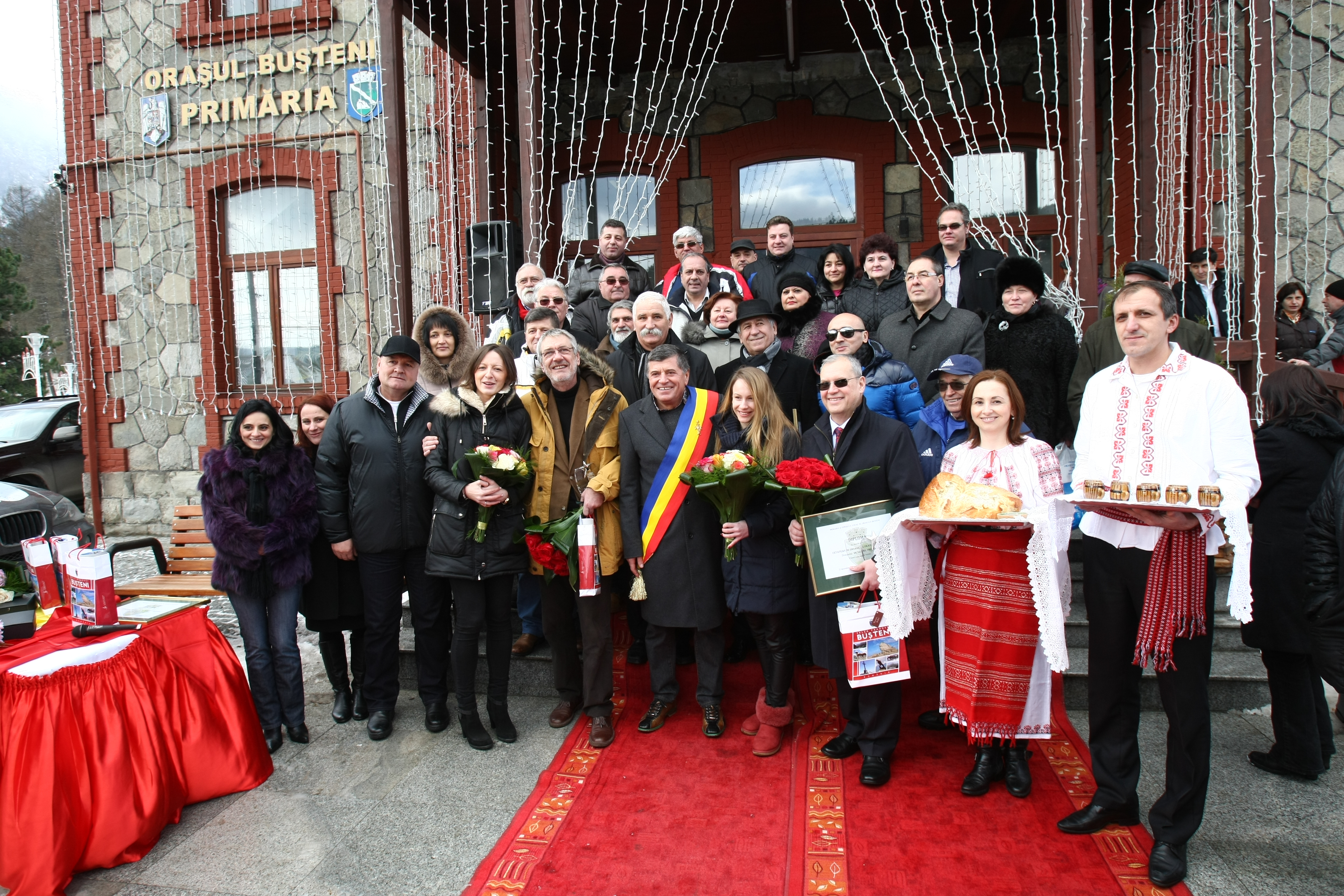 EVENIMENT / Izbaşa şi Brânză au tăiat porcul la Gura Diham / GALERIE FOTO