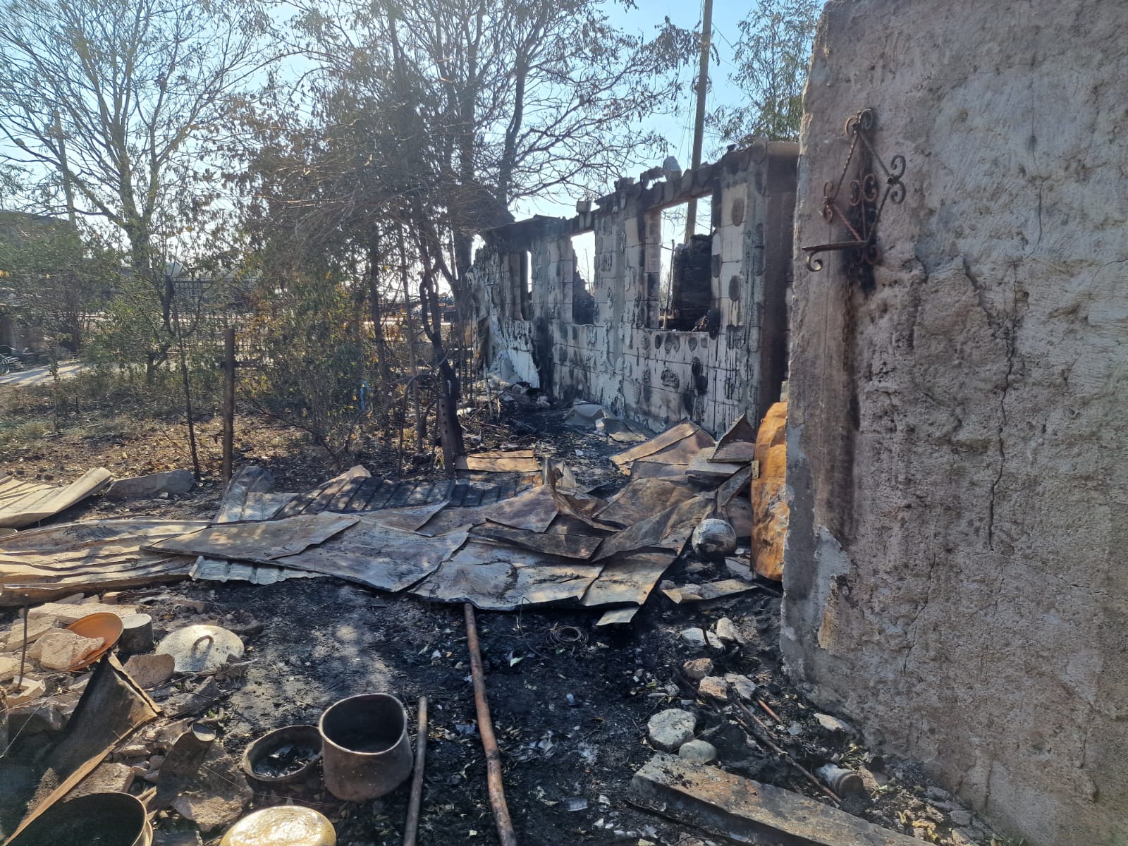 FOTOREPORTAJ Pompierii încă intervin în zona exploziei, oamenii spun că n-au primit ajutor: „Stăteam lângă o bombă și nu știam!”