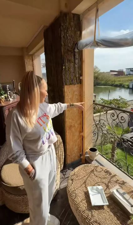 Imagini din vila cu 5 etaje a Anamariei Prodan. Vrea să își pună lift: „Arăbesc, turcesc, cum vreți voi, mie îmi place” VIDEO