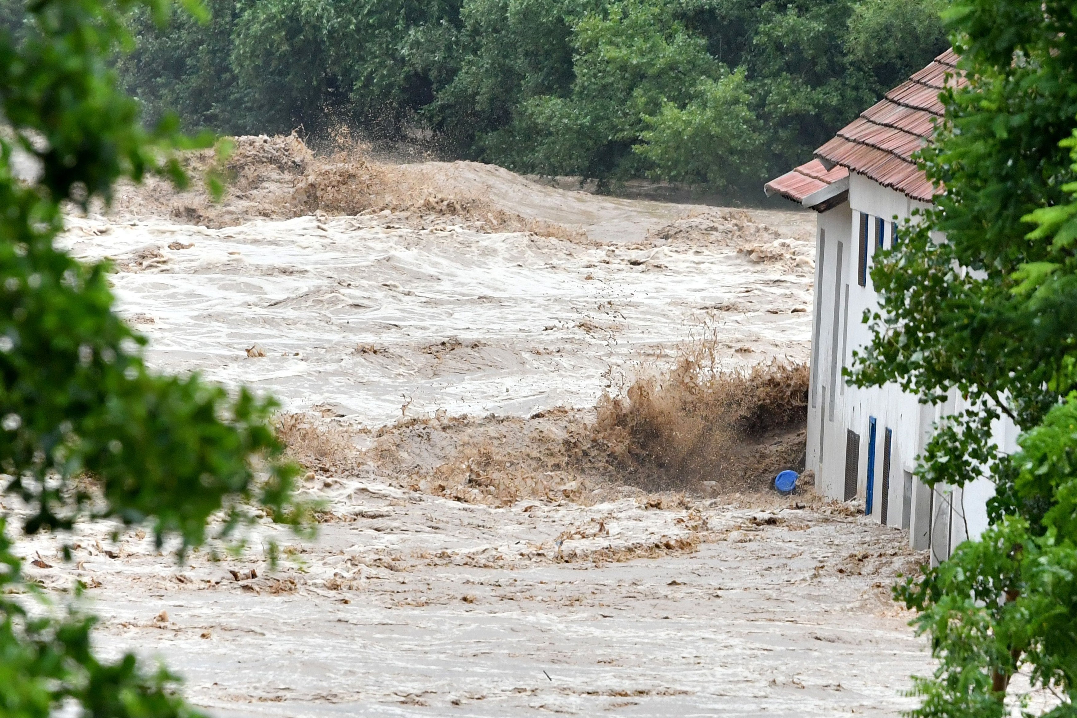 Inundații catastrofale în Slovenia, unde oamenii sunt evacuați cu elicopterele. Cel puțin trei persoane au murit