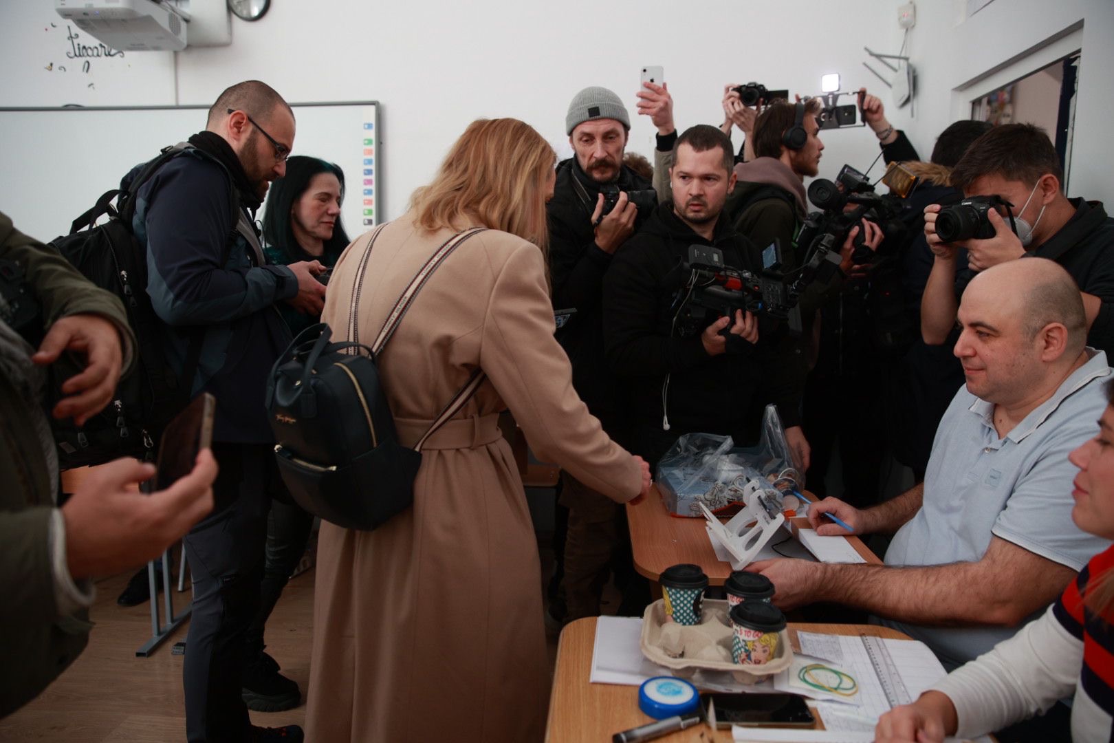 Cât costă paltonul purtat de Elena Lasconi în ziua alegerilor prezidențiale din 24 noiembrie. Ce a adus la secția de votare: „Fără blat”