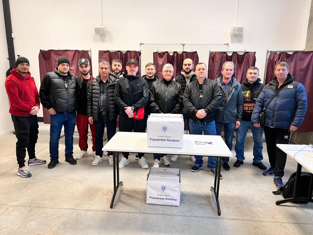 Imagini cu românii care au votat în diaspora la alegerile prezidențiale. Cel mai vârstnic alegător are 100 de ani