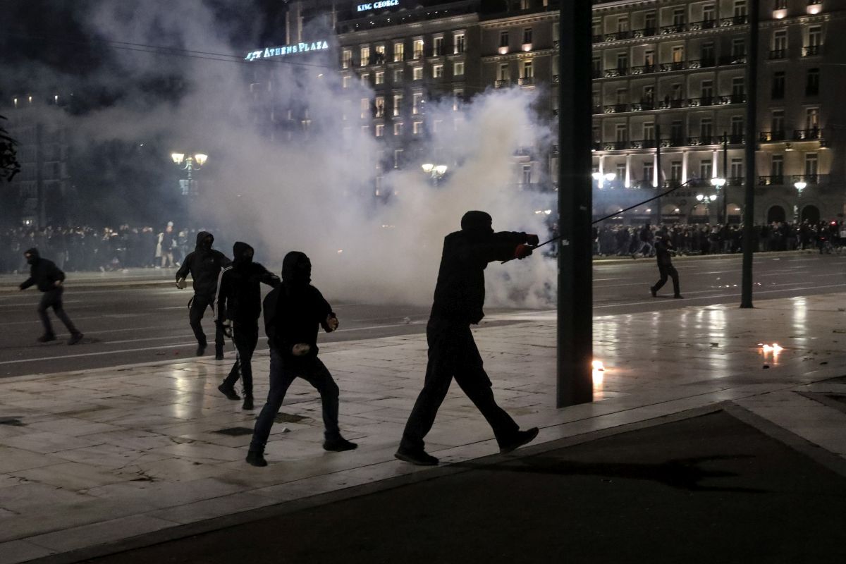 Furie tot mai mare în Grecia, după tragedia feroviară. Greve și proteste, în timp ce 56 de oameni sunt încă dispăruți