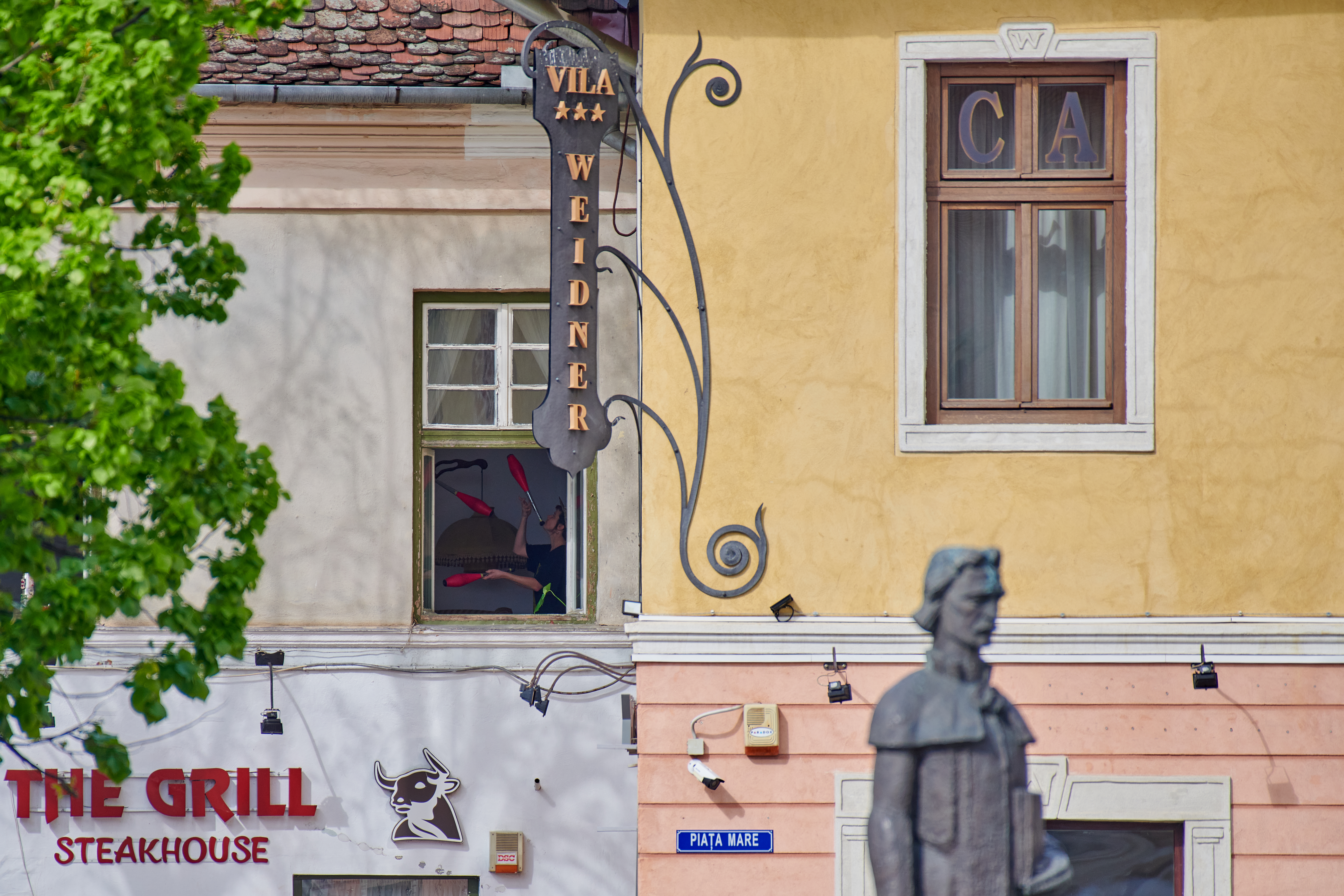 O artistă stradală din Argentina, spectacol din apartamentul din Sibiu, unde e blocată de mai bine de o lună
