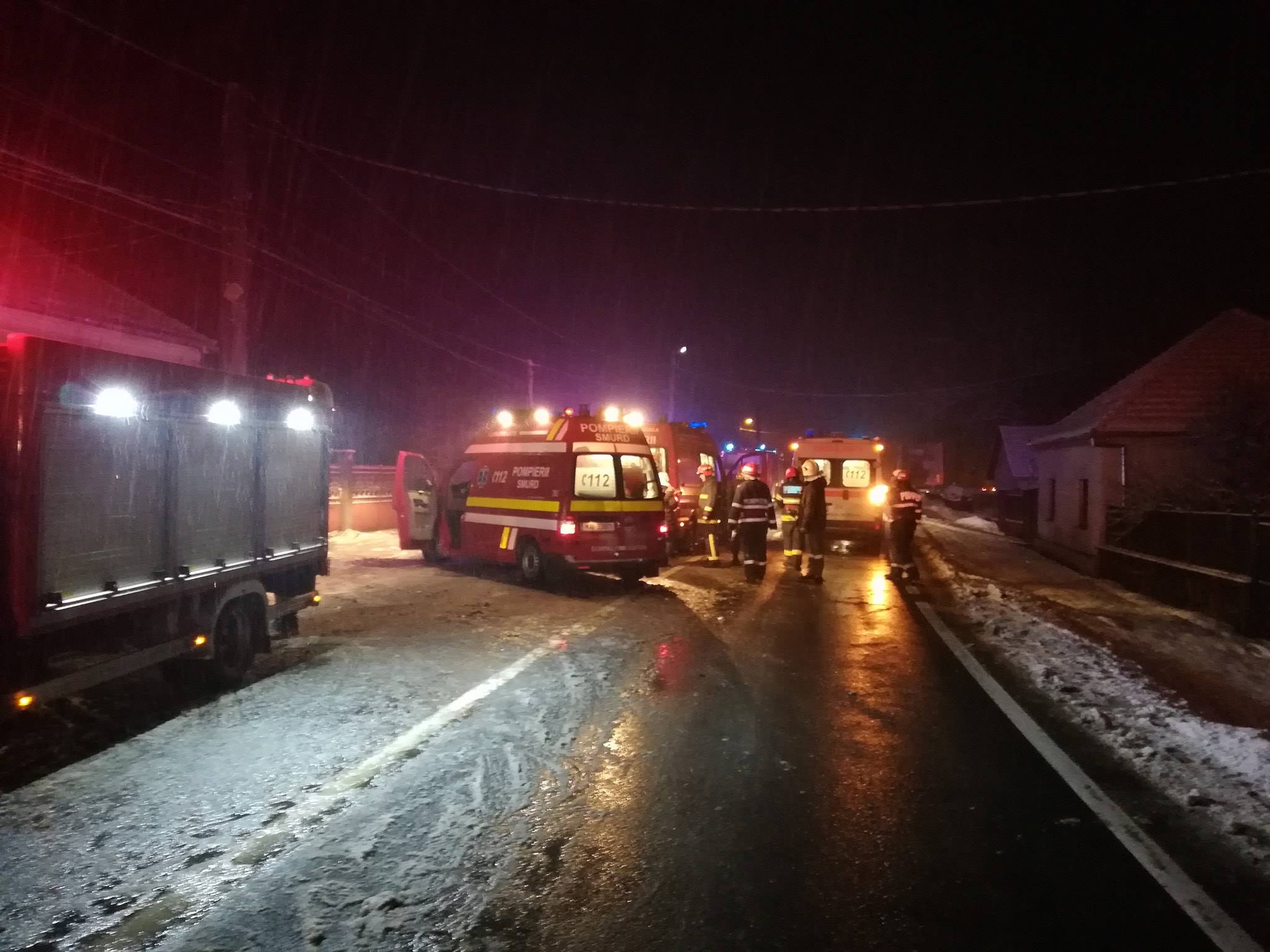 Un mort și 12 răniți într-un accident pe DN7. Un microbuz a intrat în coliziune cu un TIR. Traficul este blocat în apropiere de Lipova