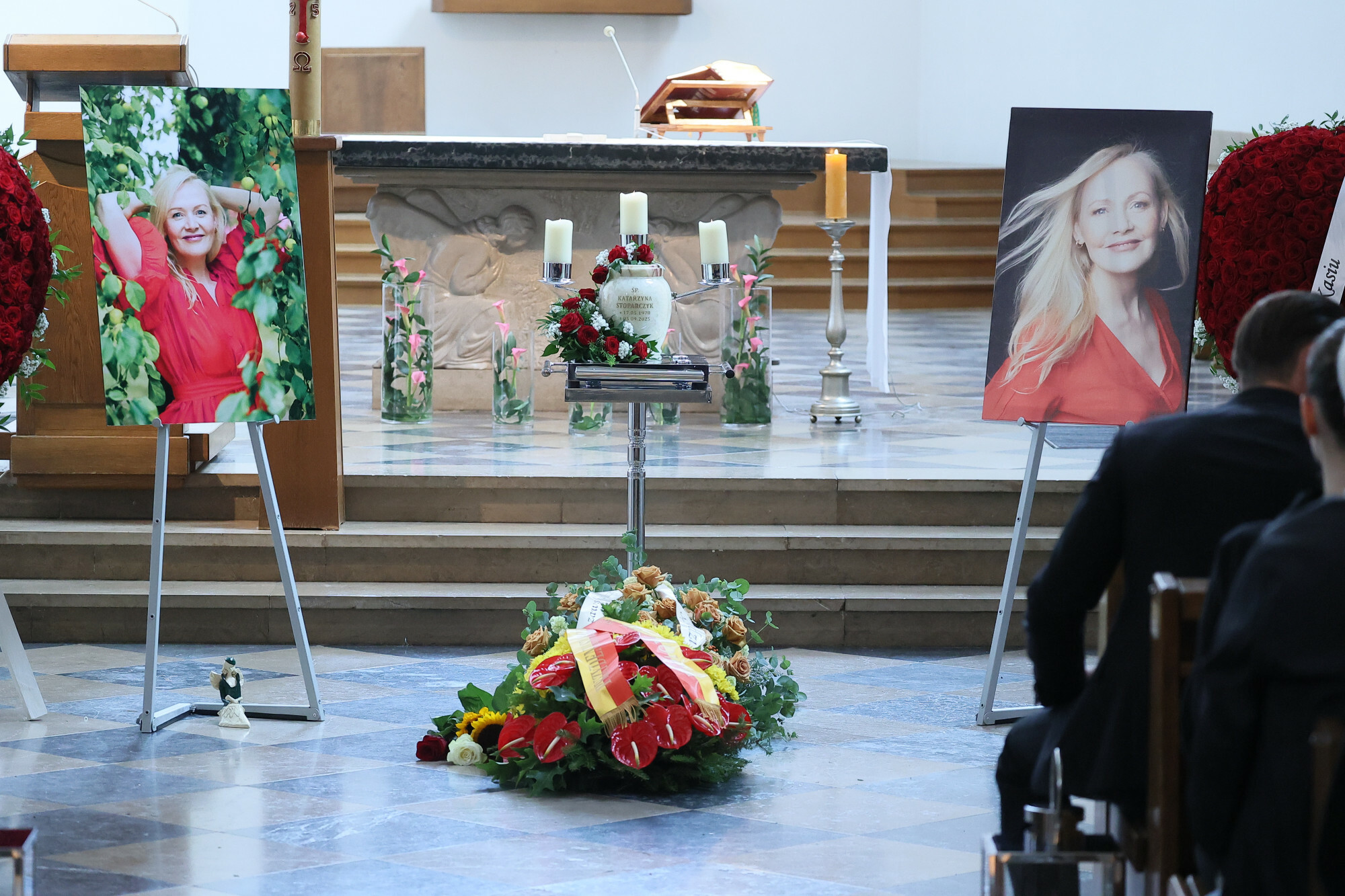pogrzeb-katarzyny-stoparczyk-poruszaj-cy-gest-a-obnik-w-na-koniec-mszy