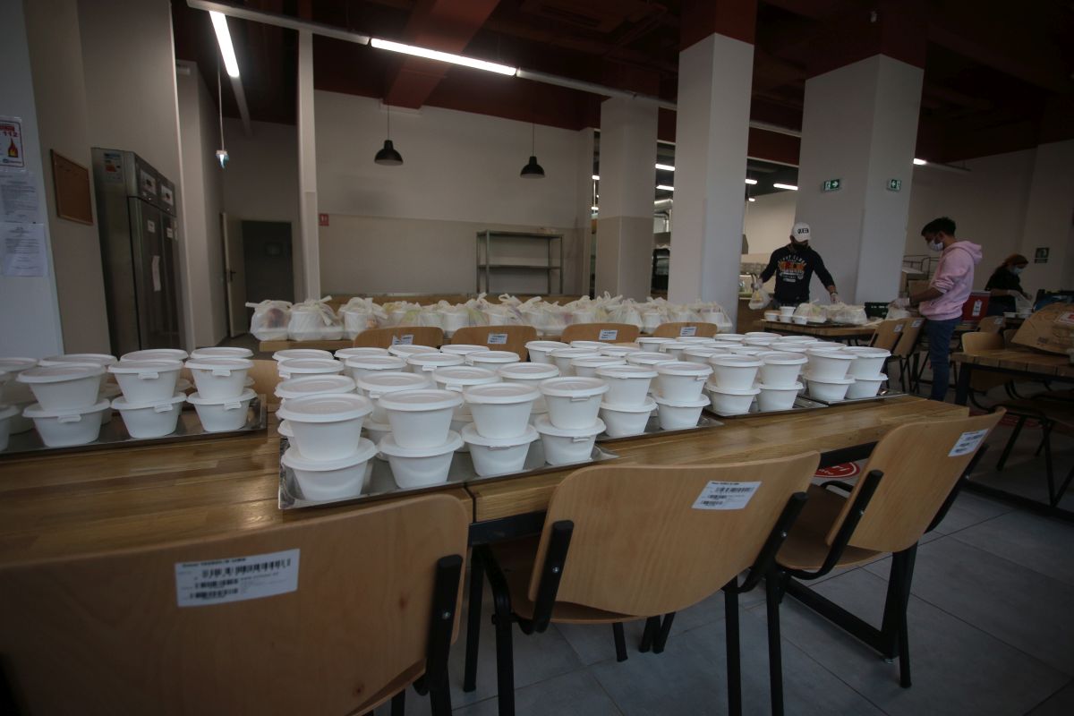 La cea mai mare cantină socială din București, bucătarii au rulat o mie de sarmale pentru Paște. Meniurile de sărbătoare au ajuns la 700 de nevoiași