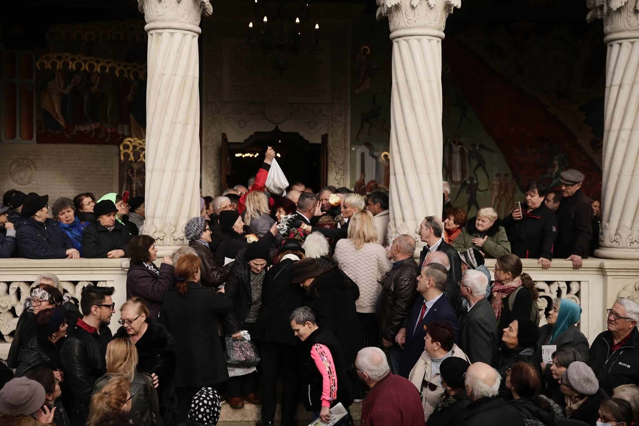 Marius Elisei, absent de la înmormântarea Mioarei Roman. Cum a apărut cu iubita în ziua în care fosta soacră era condusă pe ultimul drum