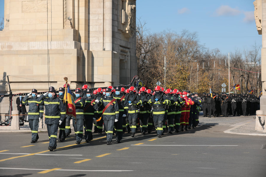 Parada de 1 decembrie: După un an de pauză, militarii au defilat din nou în fața oamenilor