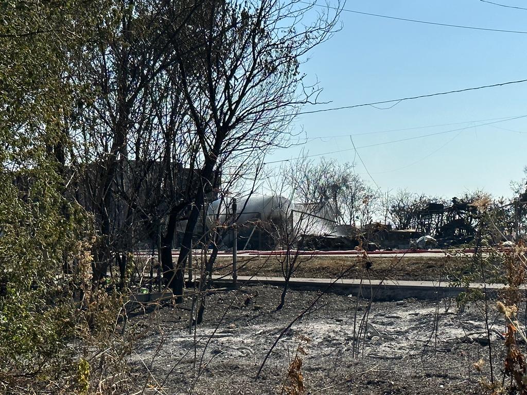 FOTOREPORTAJ Pompierii încă intervin în zona exploziei, oamenii spun că n-au primit ajutor: „Stăteam lângă o bombă și nu știam!”