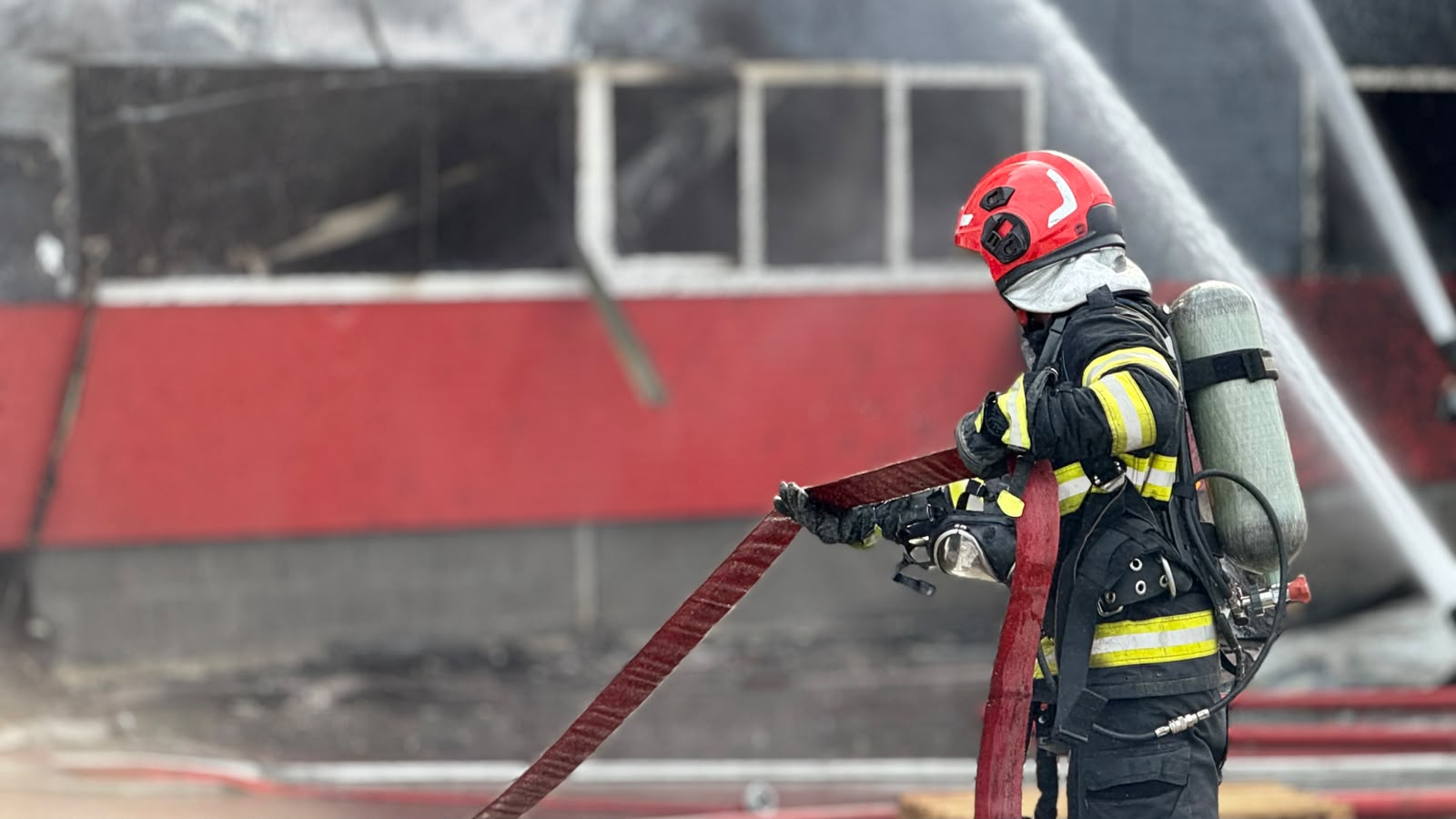 Incendiu puternic izbucnit la o fabrică de celuloză din Drobeta-Turnu Severin, județul Mehedinți