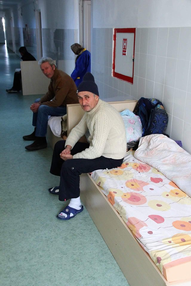 REPORTAJ/ Duși la adăpost din cauza gerului, cerșetorii din Craiova vor tot pe străzi: “Ne-au făcut baie, dar nu-s obișnuit să dorm în pat"