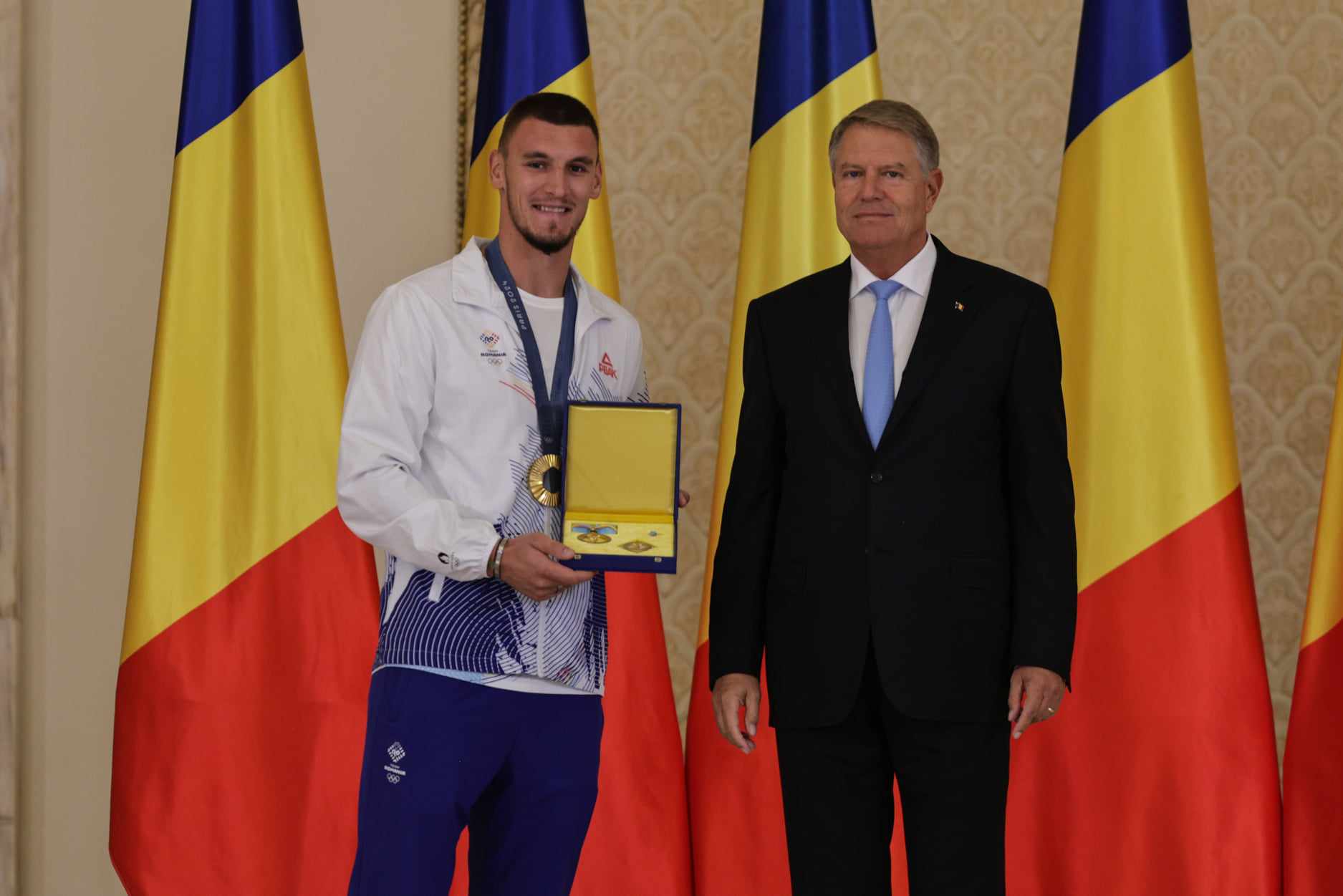 Gafă a președintelui Iohannis la decorarea medaliaţilor de la JO Paris. A spus „comemorarea”, în loc de „ceremonia” | VIDEO
