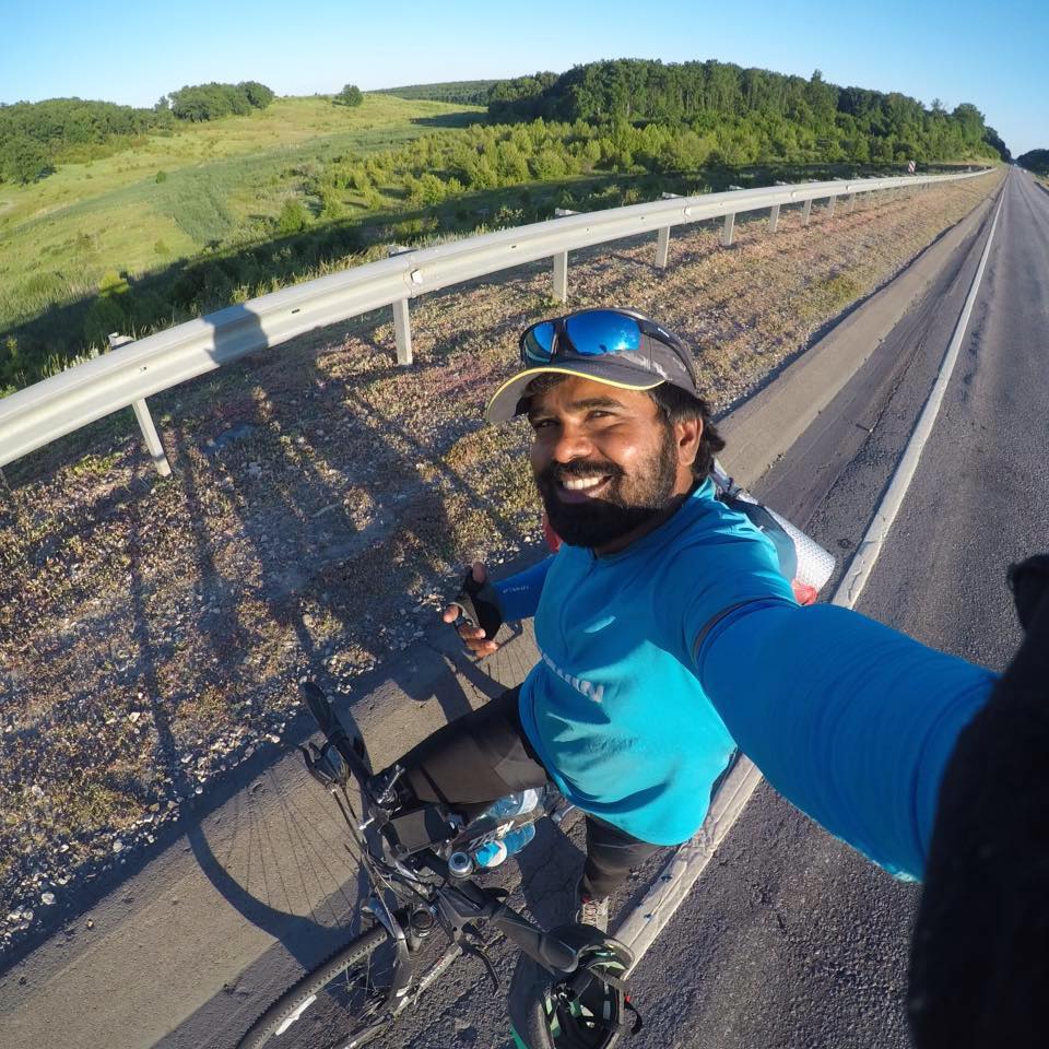 Un bărbat a călătorit cu bicicleta din India până în Rusia pentru a vedea Cupa Mondială