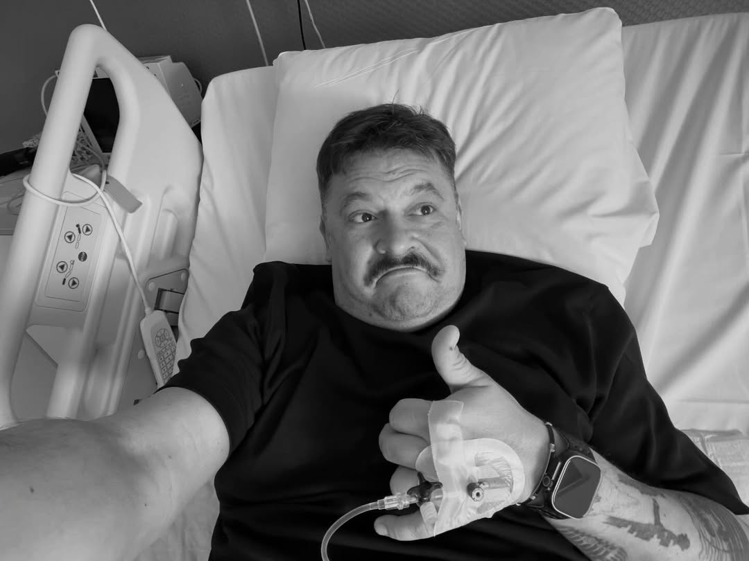 Imaginea cu Mihai Bobonete pe patul de spital care s-a viralizat în mediul online: „Îmi arde de operații”